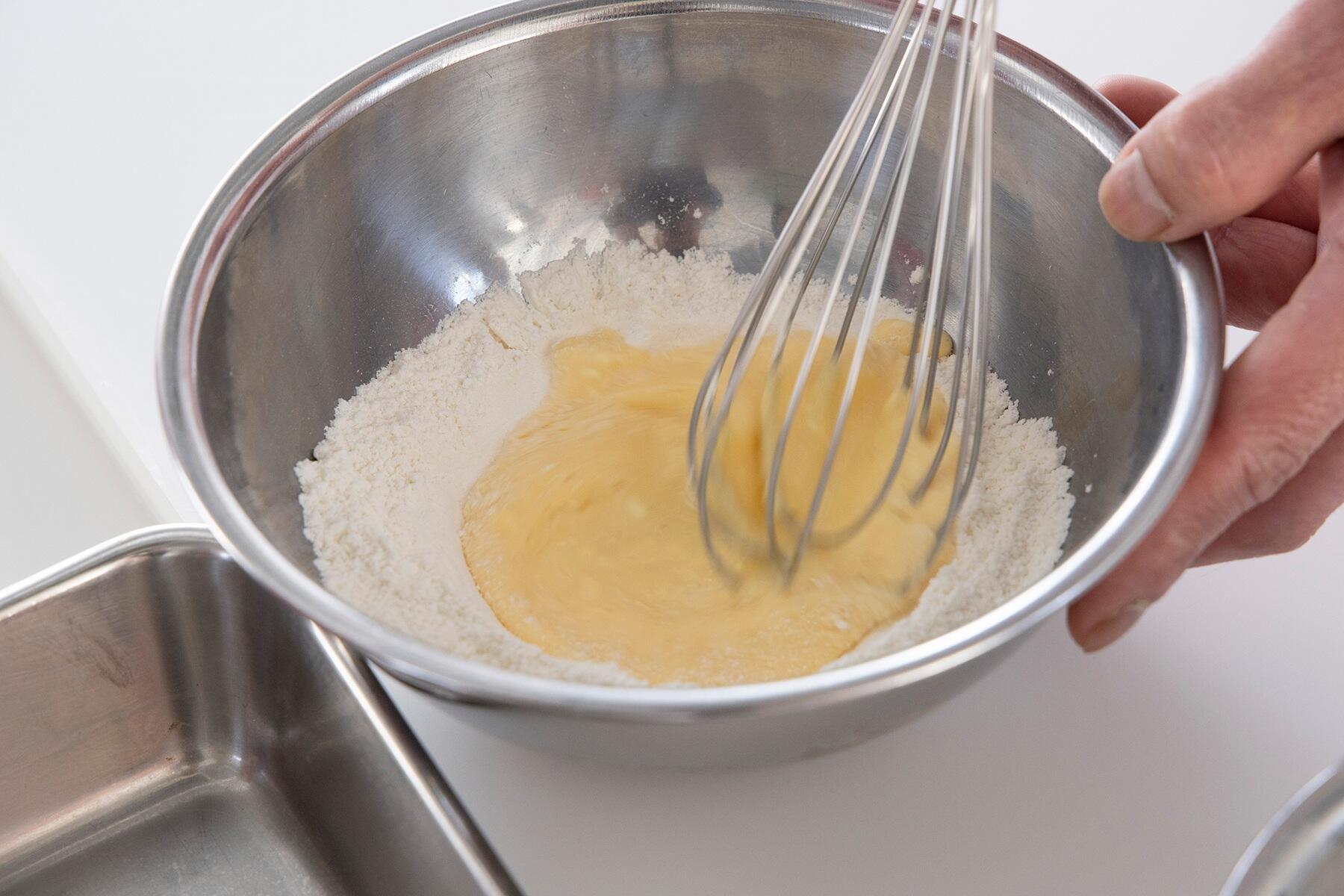 卵液を加えて混ぜる