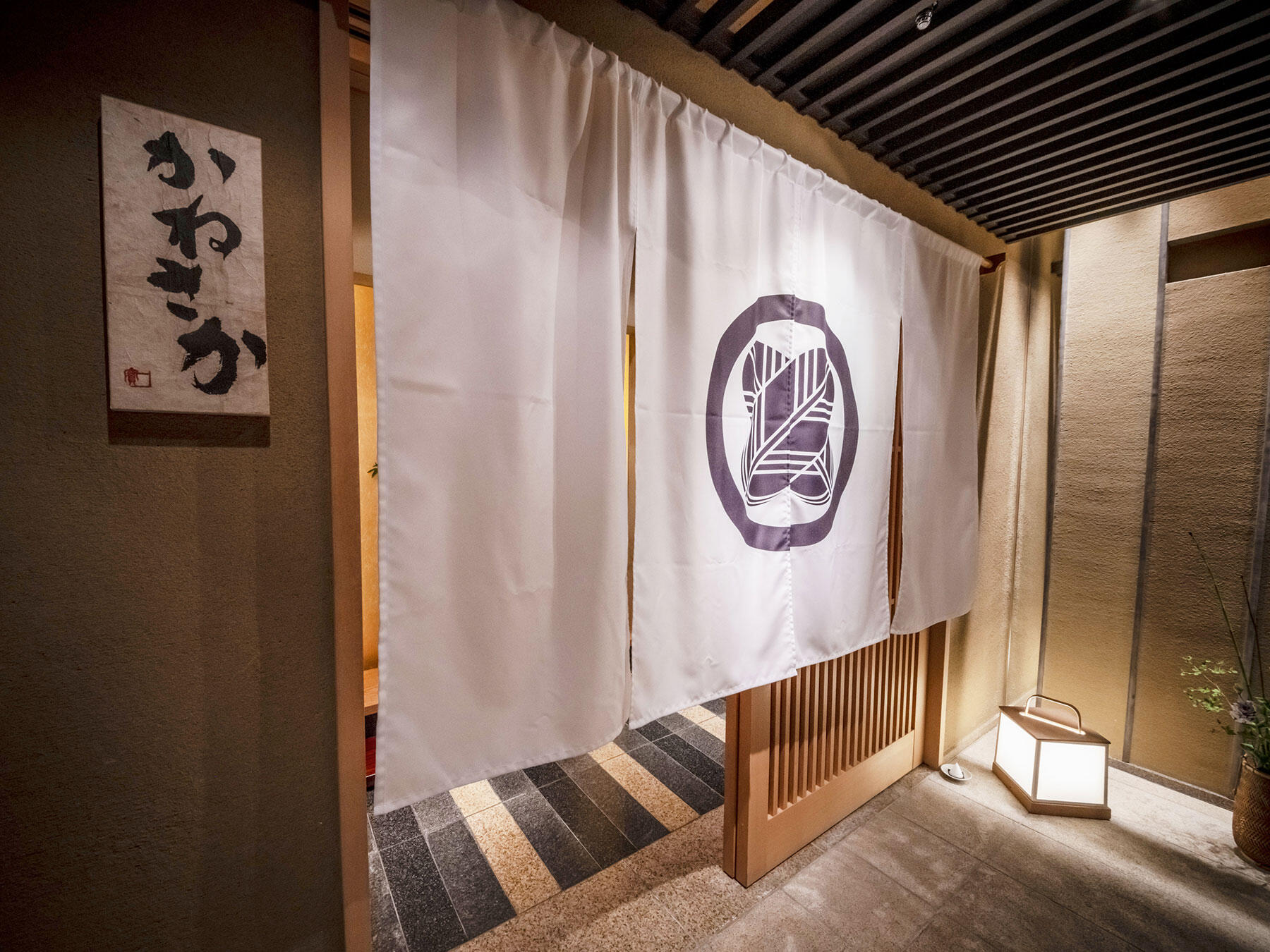 落ち着いた隠れ家的な雰囲気が漂う、「パレスホテル東京　鮨かねさか」外観