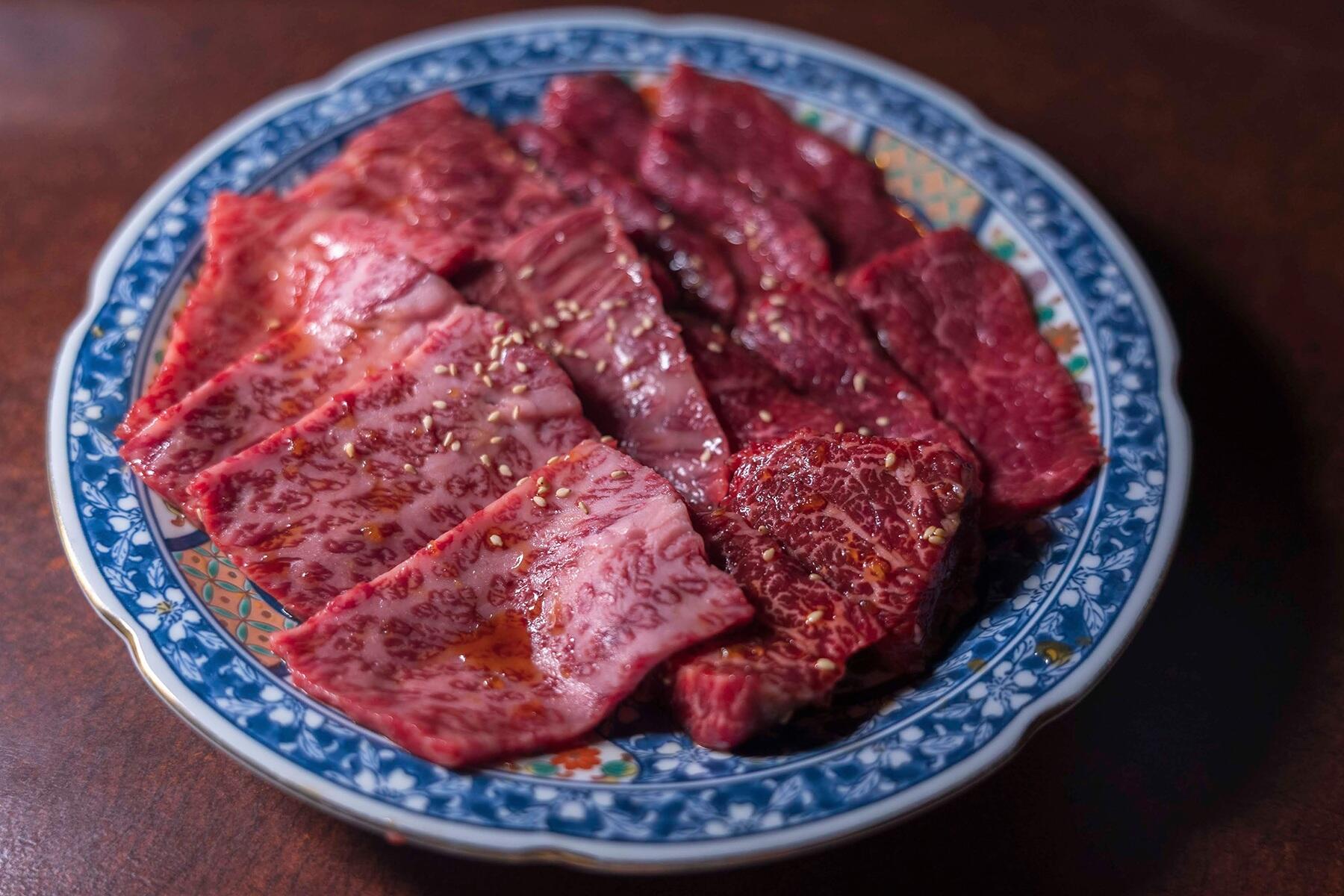 赤身の正肉皿(この日はザブトン、ミスジ、厚切りカイノミ、ウチモモ)。