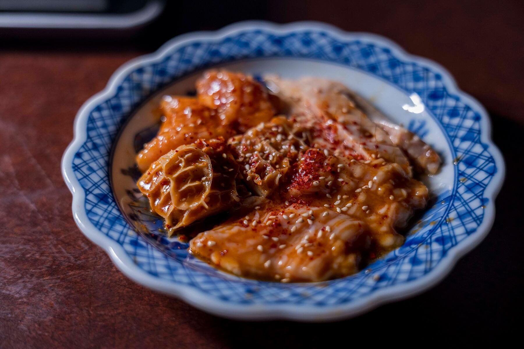 ハチノスやショウチョウなどの味噌ダレ皿。
