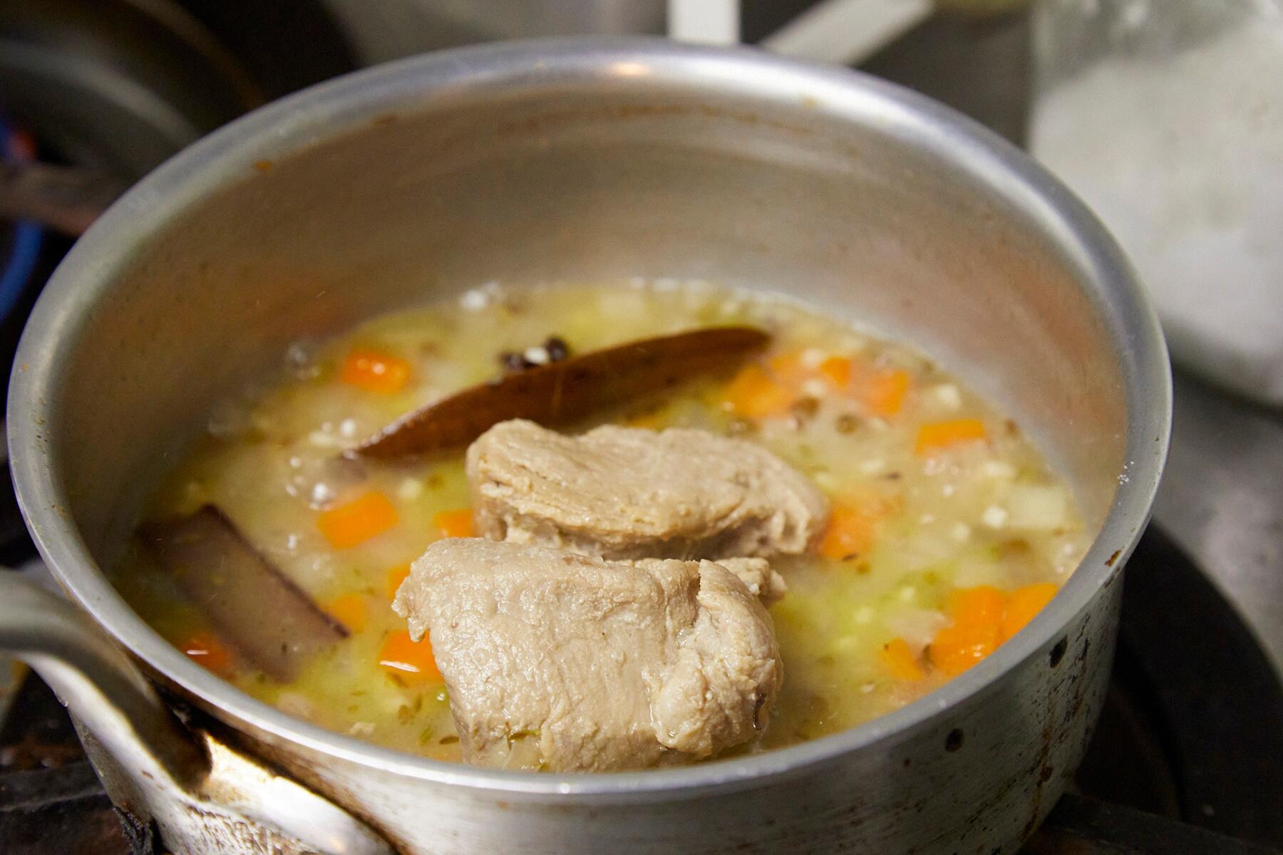 豚と緑ムング豆の煮込み