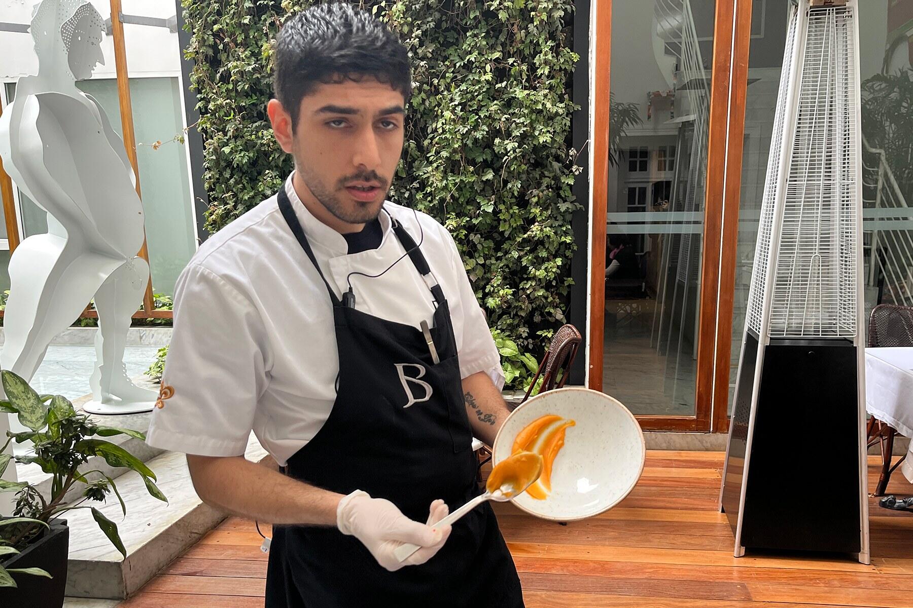 皿にさつまいもピュレをのばす