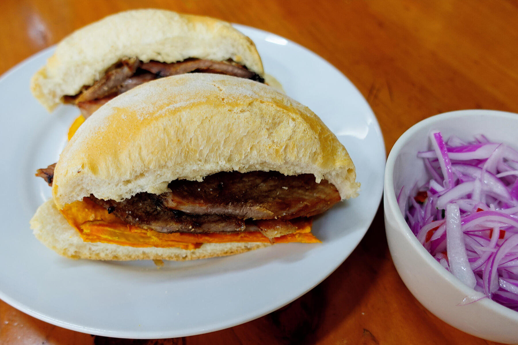 豚肉のチチャロンのサンドイッチ、パン・コン・チチャロン