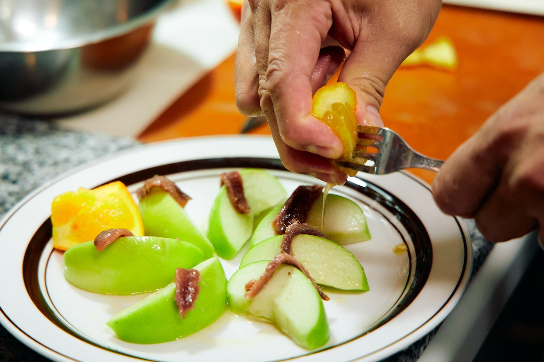 オレンジ果汁とオリーブオイルをかける