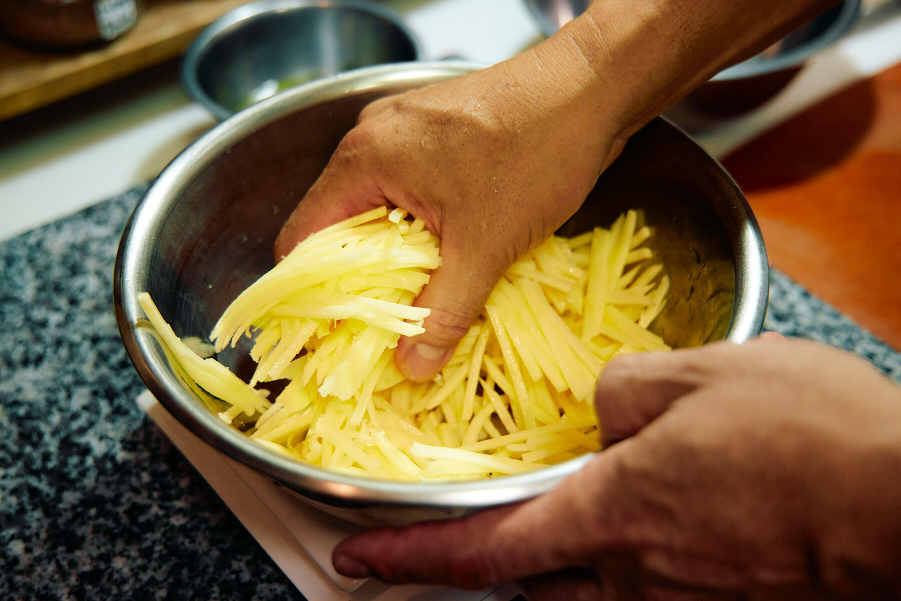 じゃがいもをせん切りにする