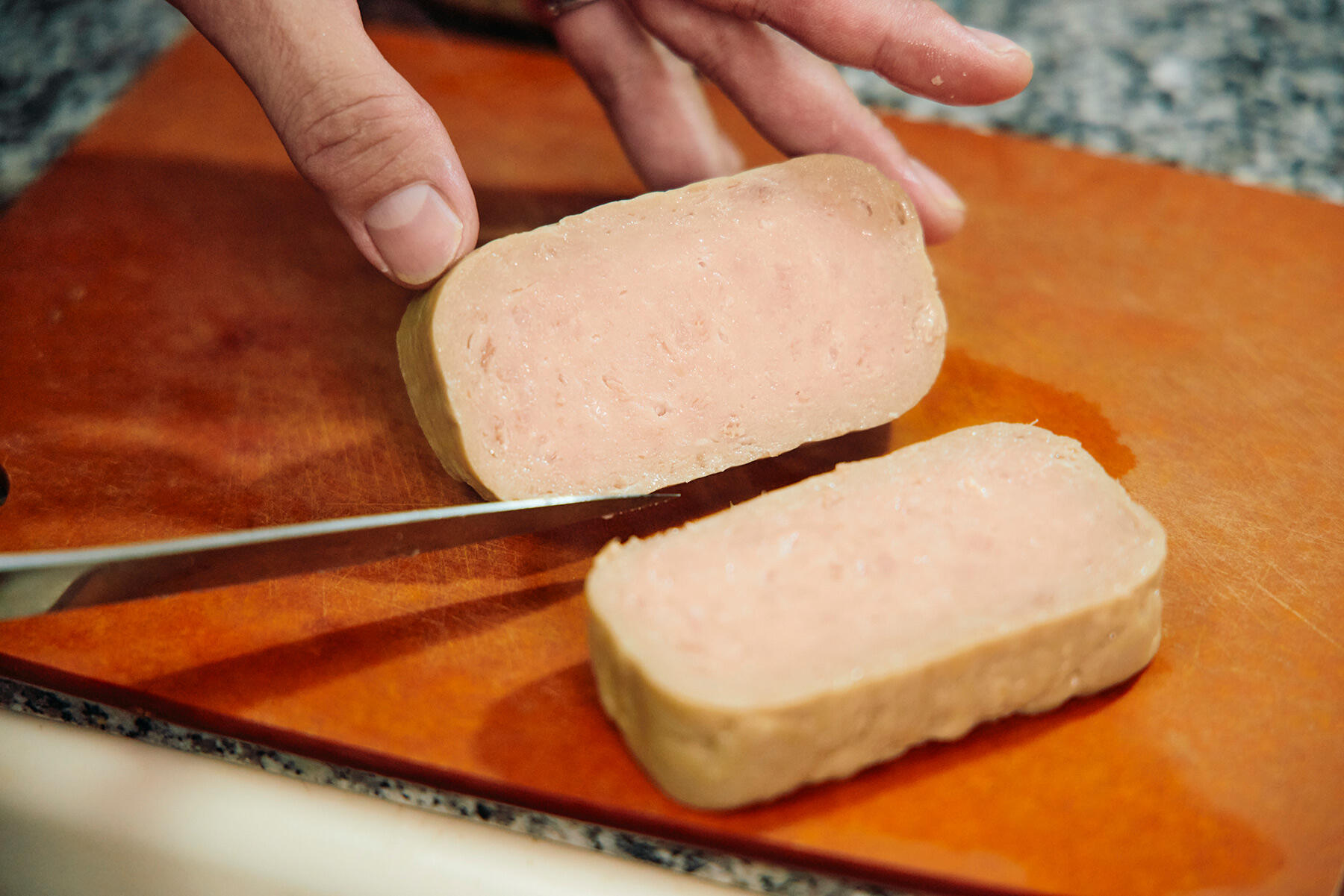 ランチョンミートを半分に切る