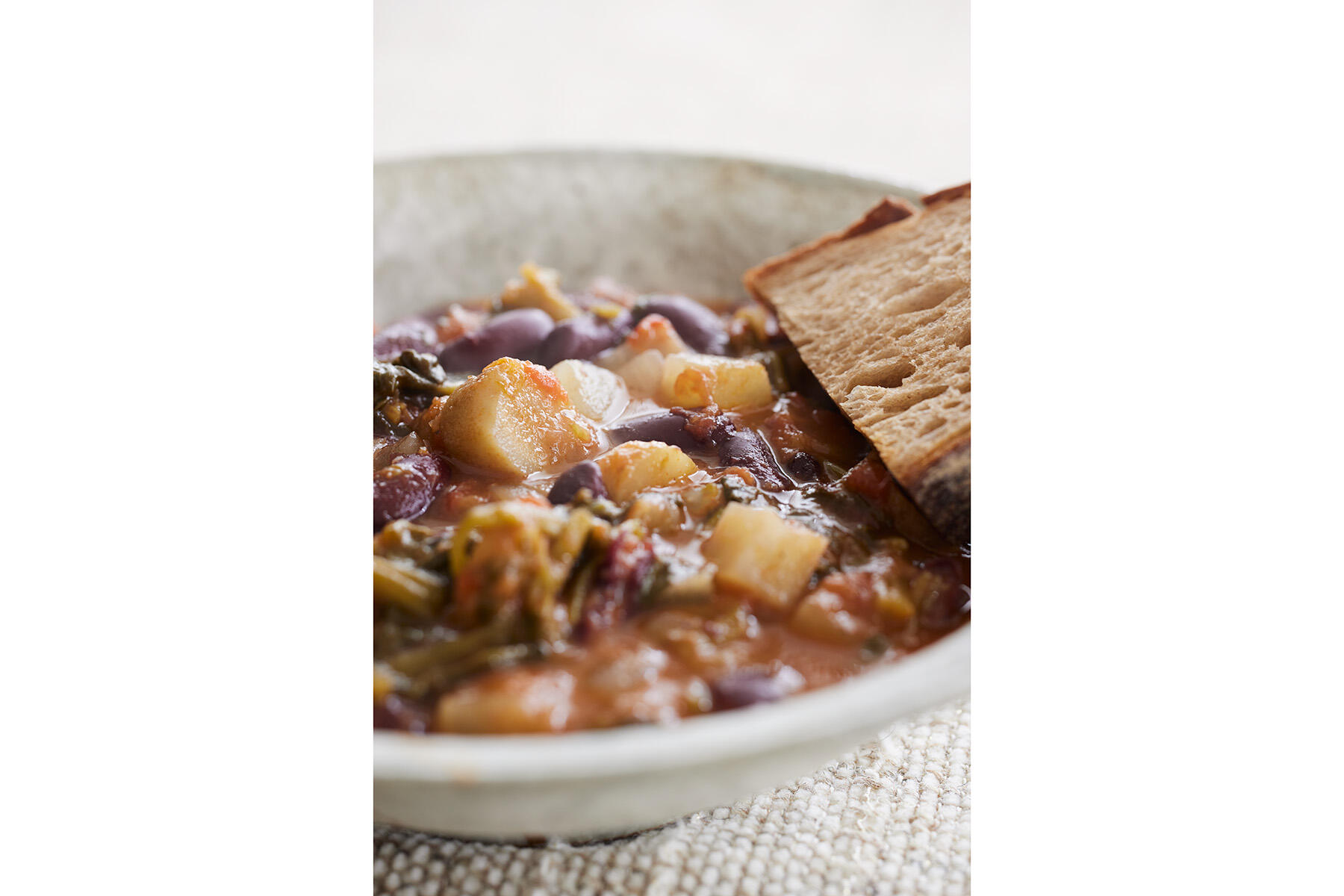 肉を使わずとも旨味十分！“豆と野菜の煮込み”