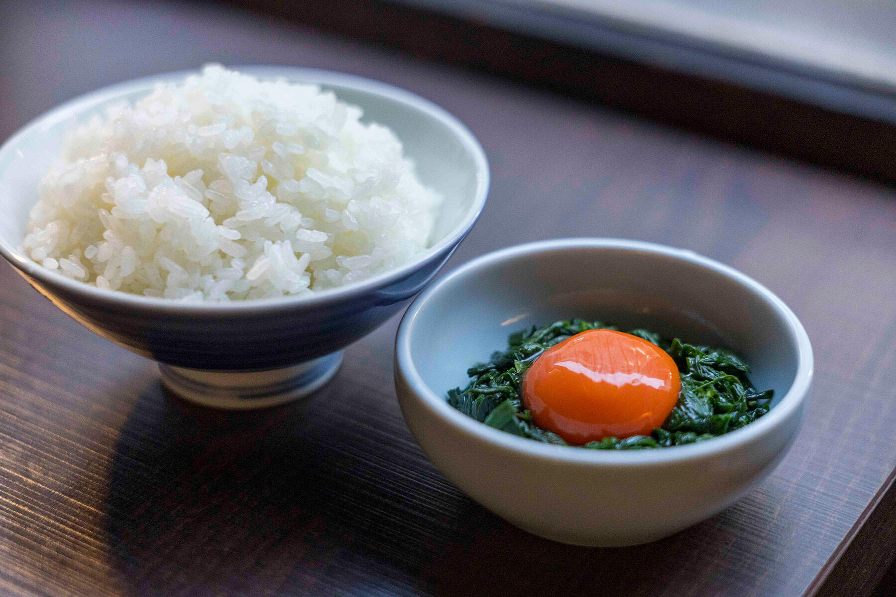 白飯とトッピングのニラ玉子