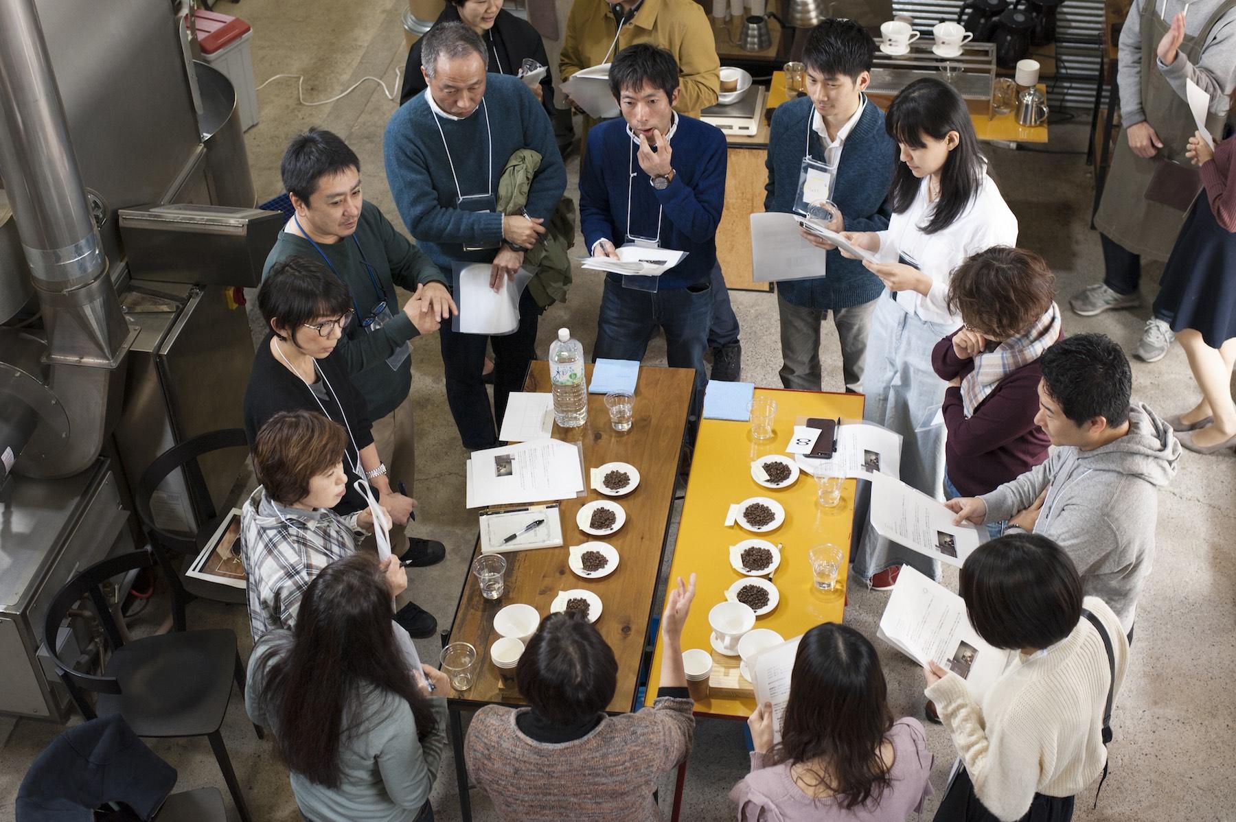 額を集めてのブレンド会議。同じコーヒーでも、人によって印象が違うから面白い!