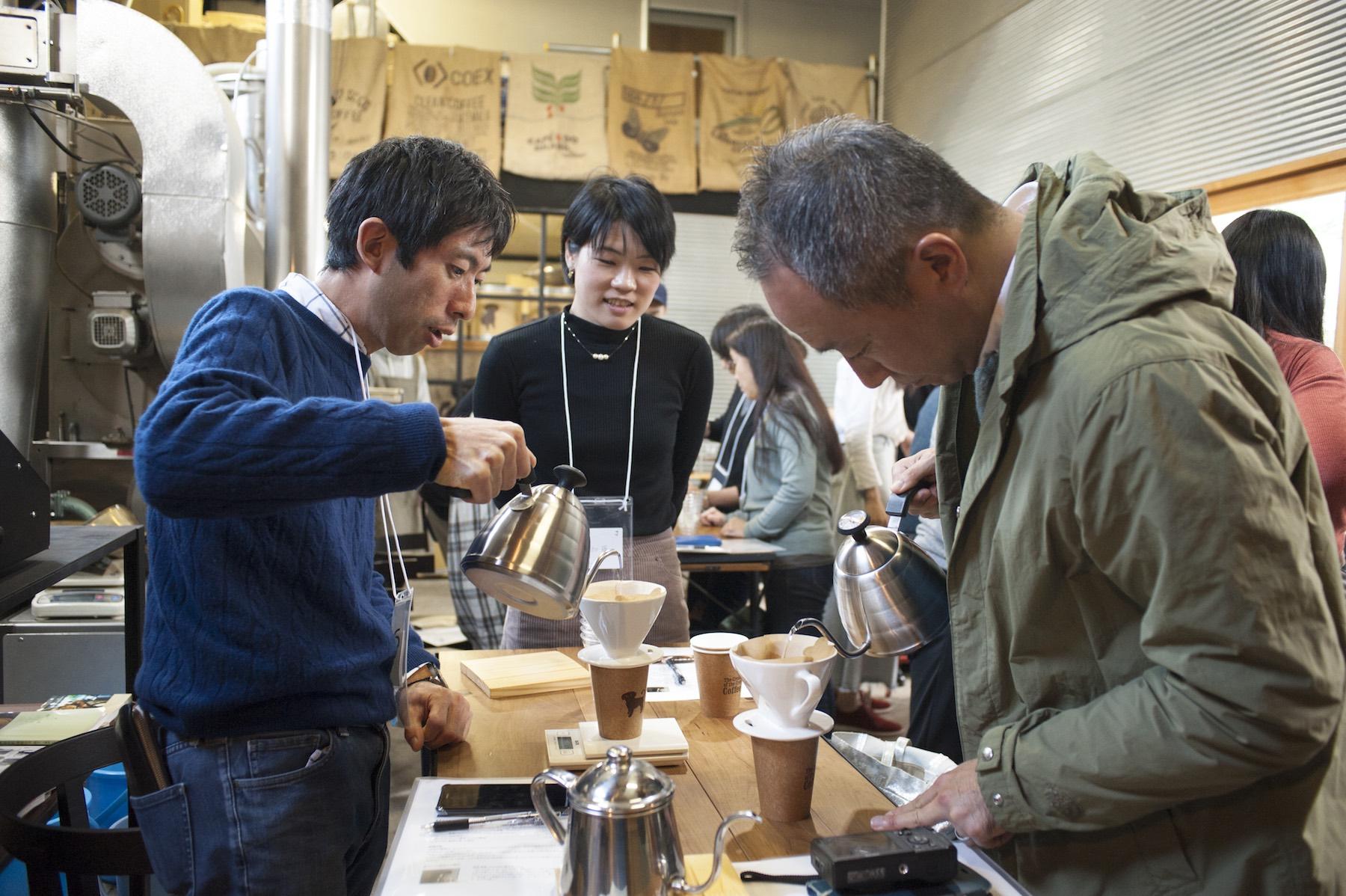 最後はペーパードリップ講座。みなさん真剣な面持ちでケトルを手にします。