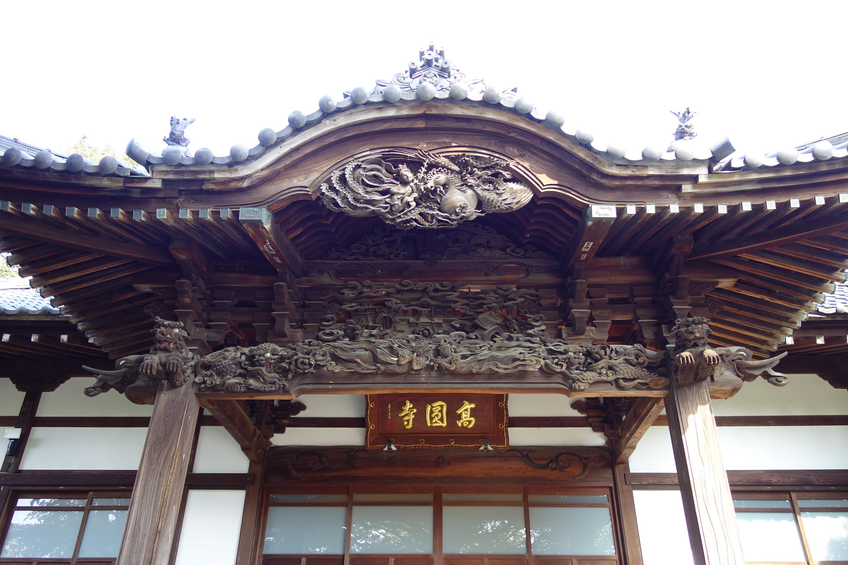 高円寺の透かし彫り装飾。彫りの緻密さと天女の表情に注目。 