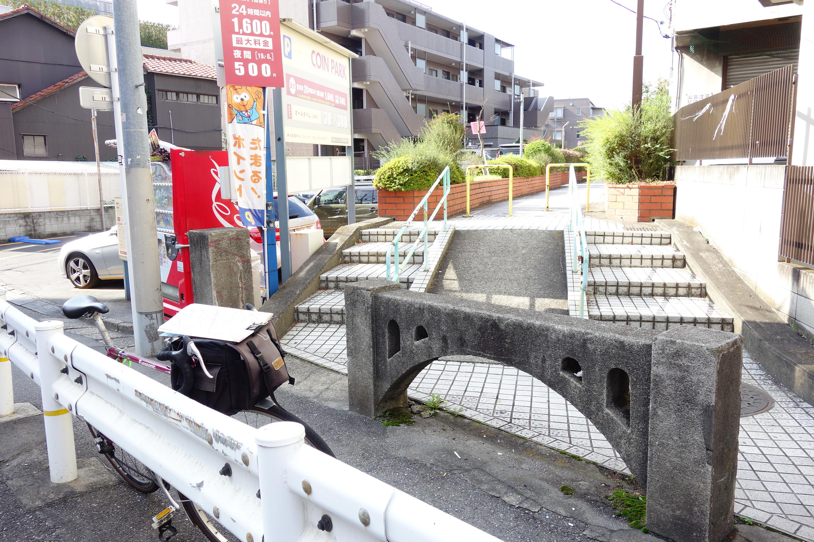 不思議な欄干だな。なんかにおうぞ、と思い引き返してみると、思ったより古かった！