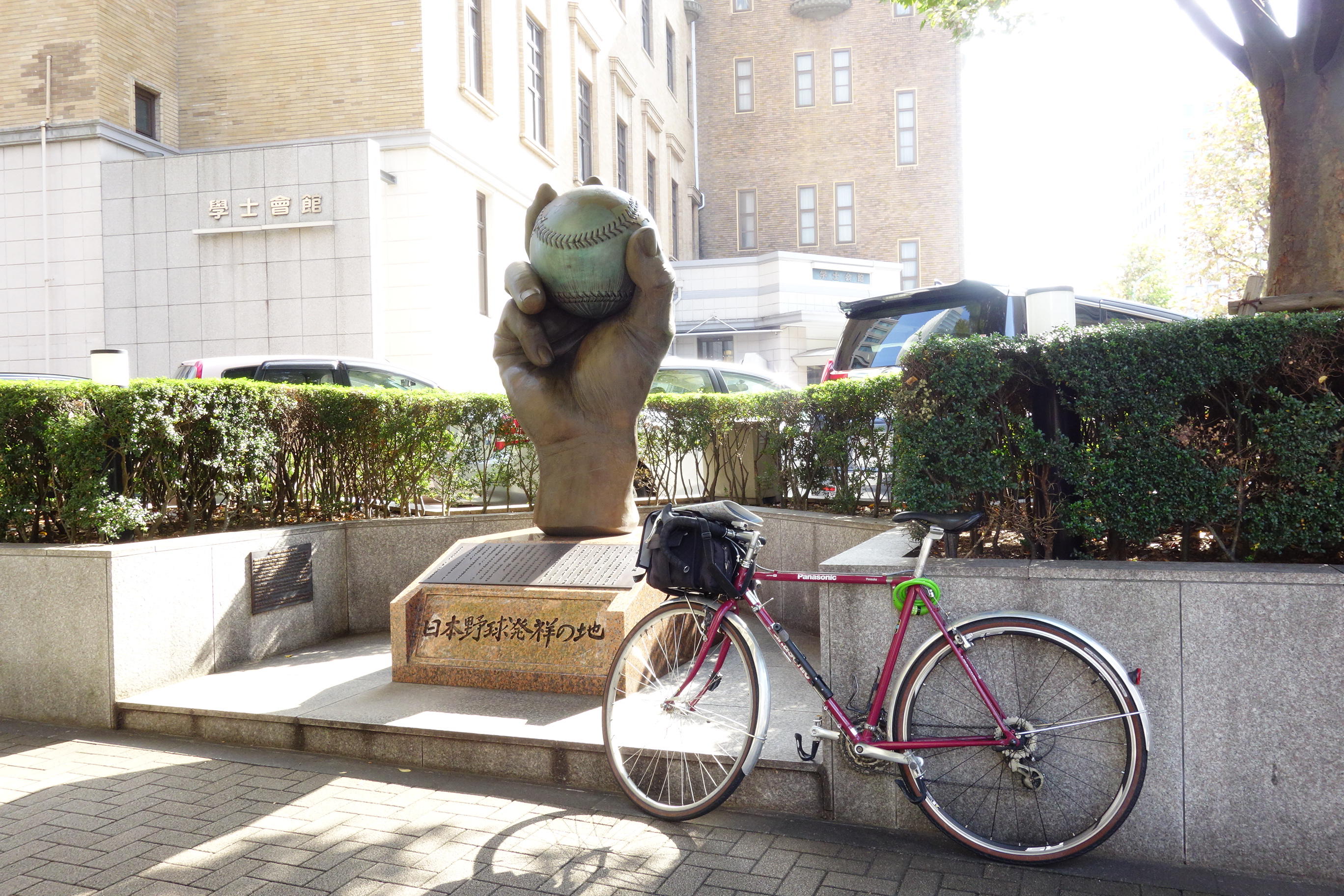 神保町が日本野球の発祥地だそうです。出版社があるので神保町には頻繁に行っているけど、このオブジェを見るのは初めて。ちなみにボールは地球になっている。 