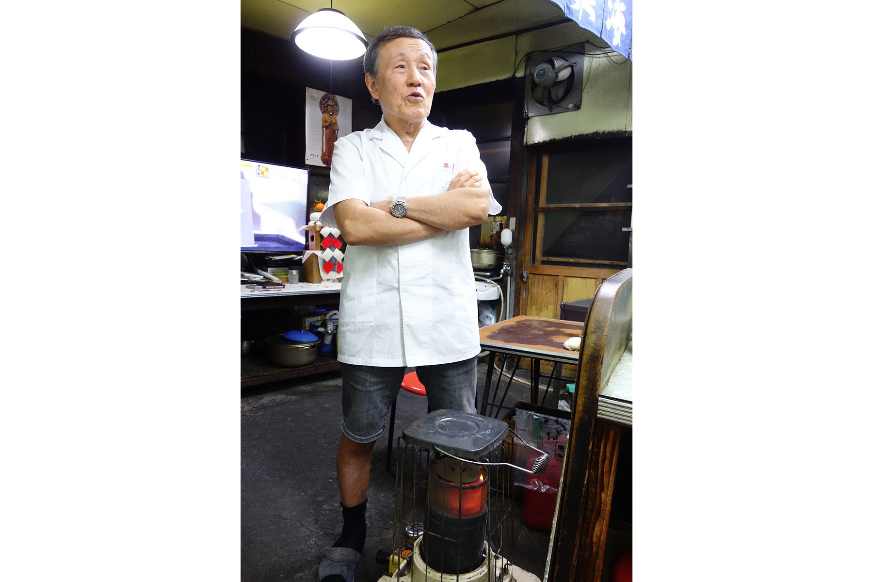 小林さんは冬でも半袖半ズボン。気管支を長く患っていた35年前、店の前を通る小学生が冬でも半ズボンなのを見て真似をしたら、頑強になったとか。