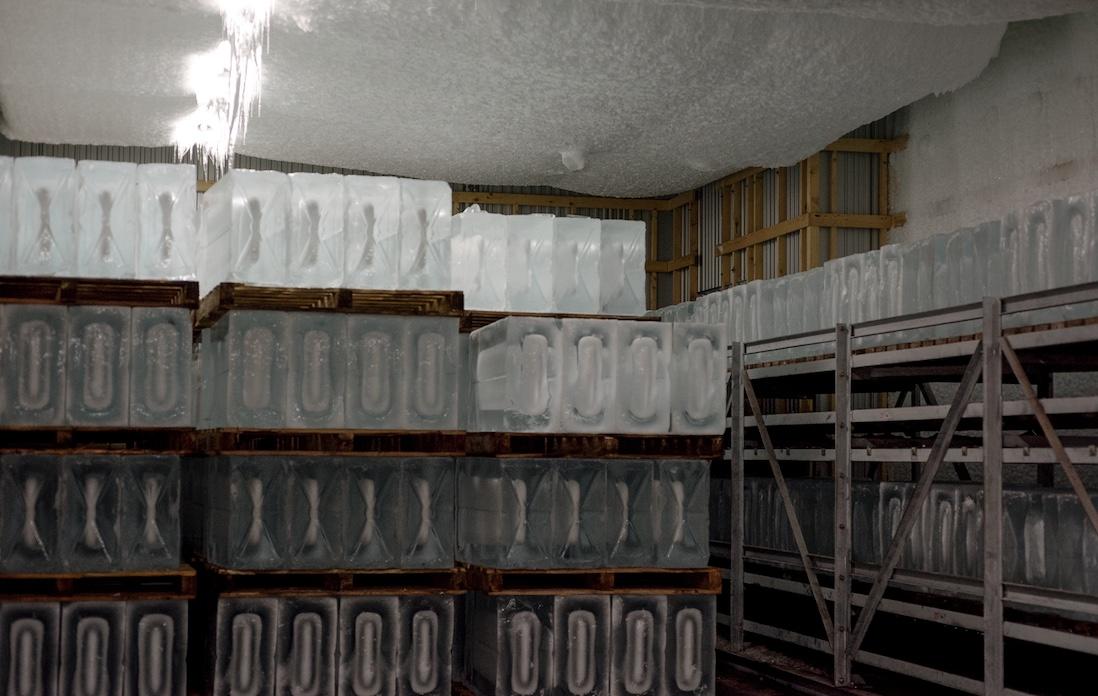 港に備えられた氷の部屋。敦賀の製氷工場でつくられる氷は1本約130kg。40tまで保管できる。
