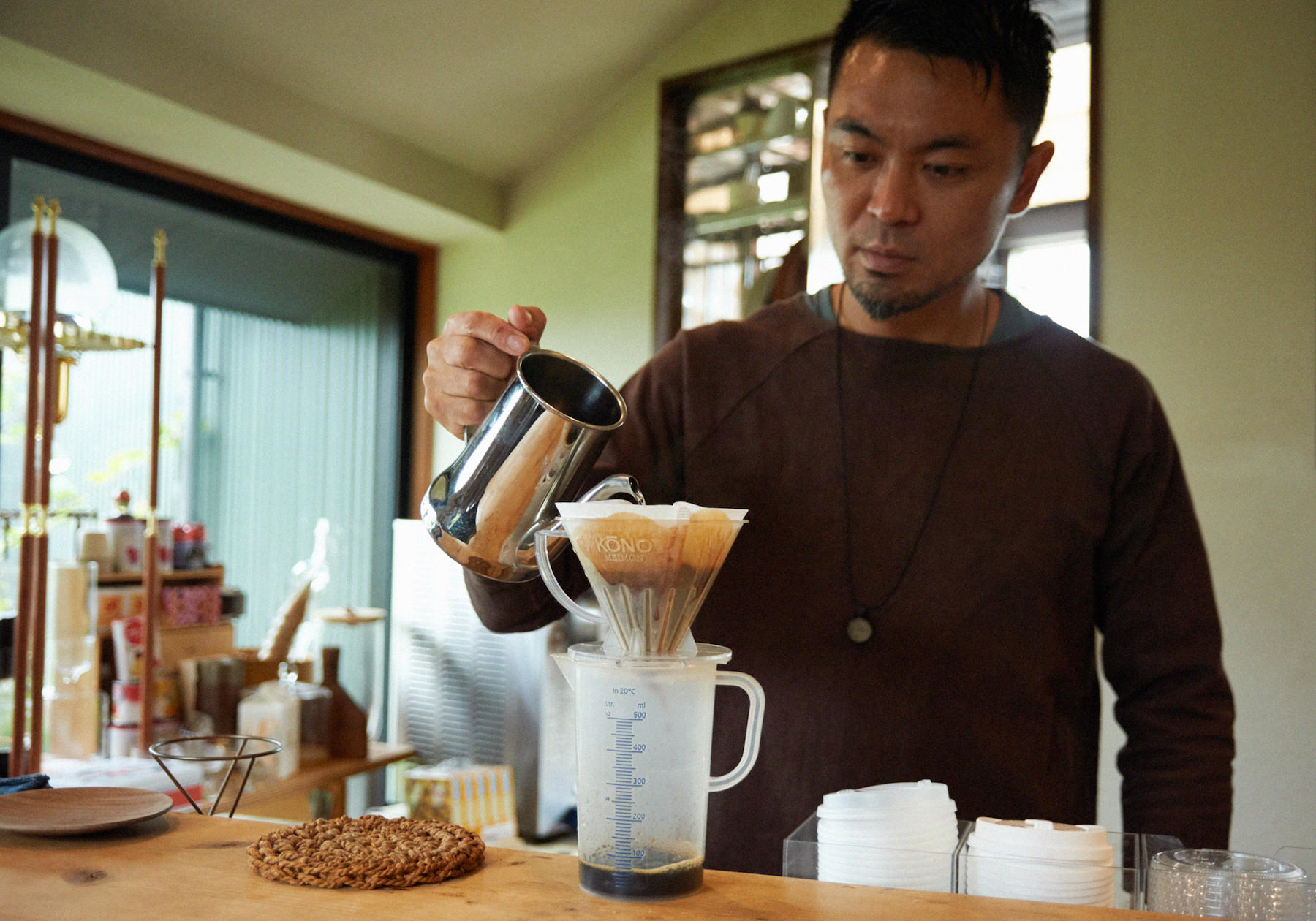 コーヒーを淹れる田中さん