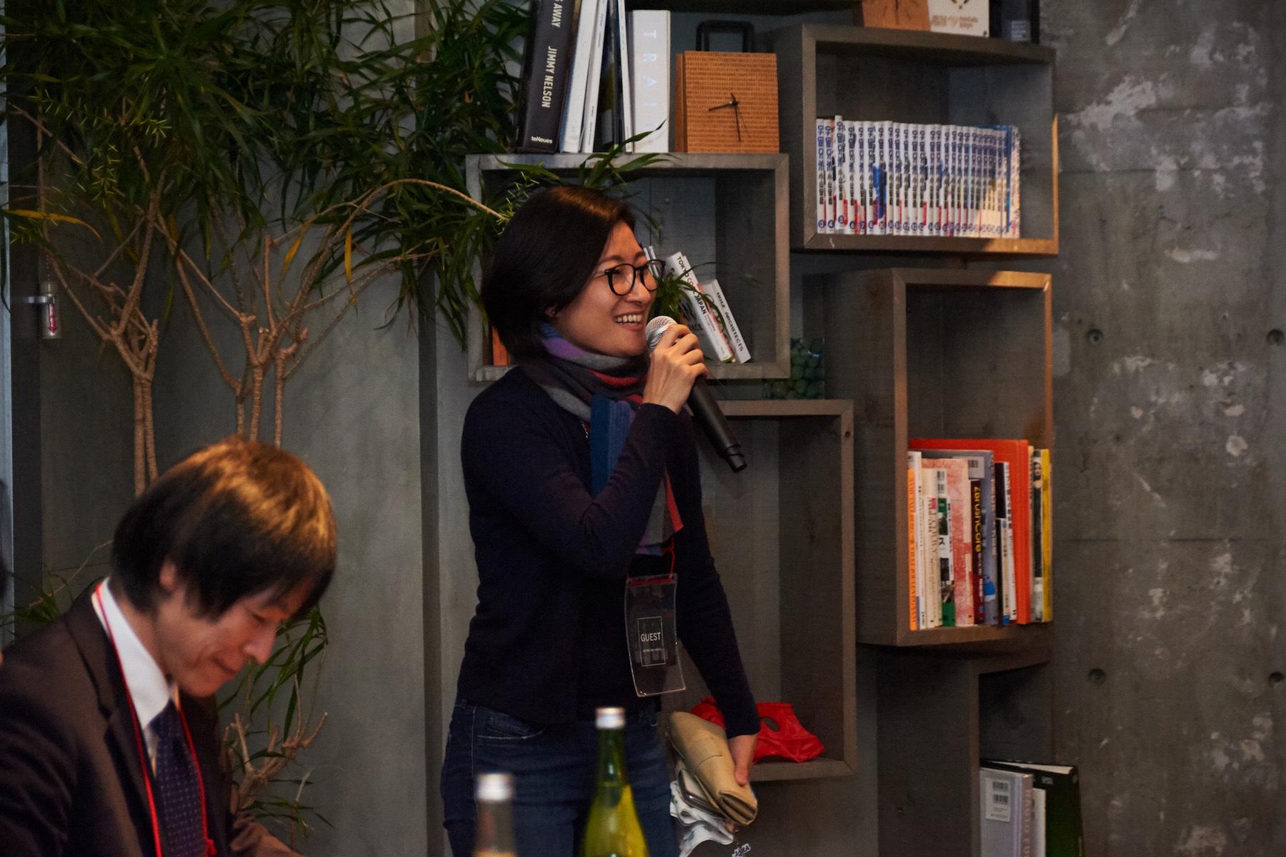 「d酒 大盤振る舞い会 東京大会」で記録映像が初めて上映され、石井さんは大きな拍手で迎えられた。