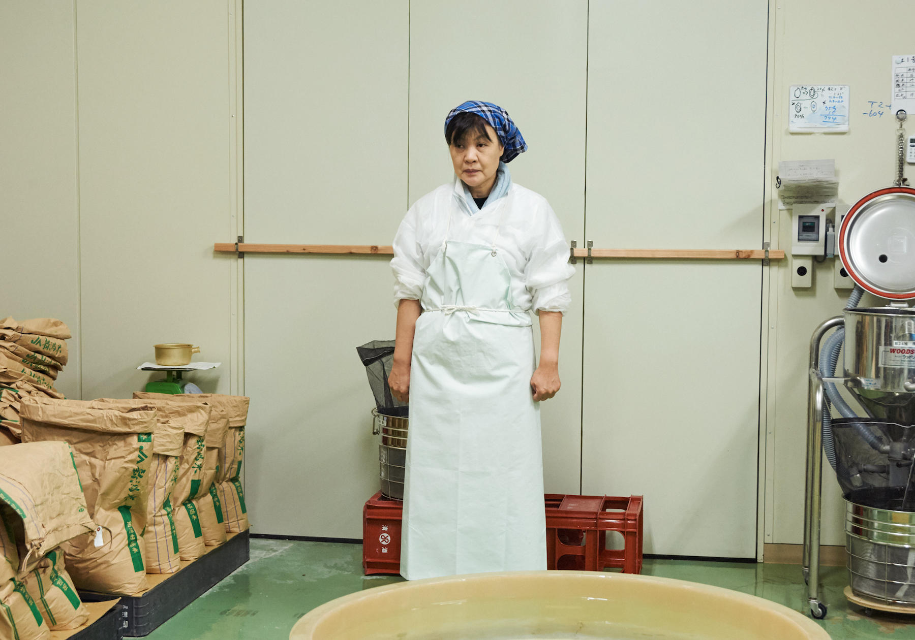 緊張のあまり茫然と立ち尽くす