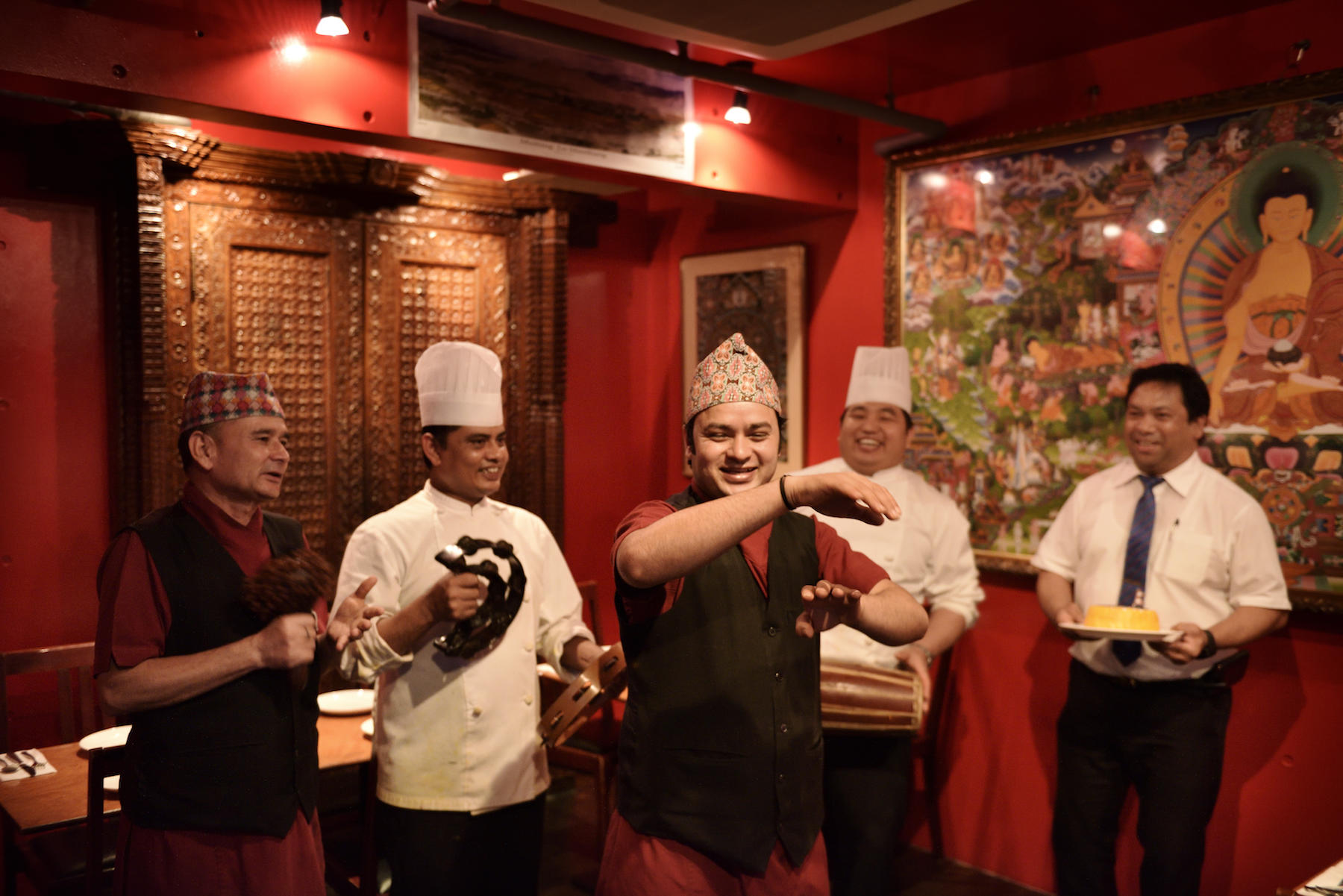 キッチンのスタッフまで躍りだしてくるので、その間店の注文がすべてストップするのだが......、とにかく盛り上がります。