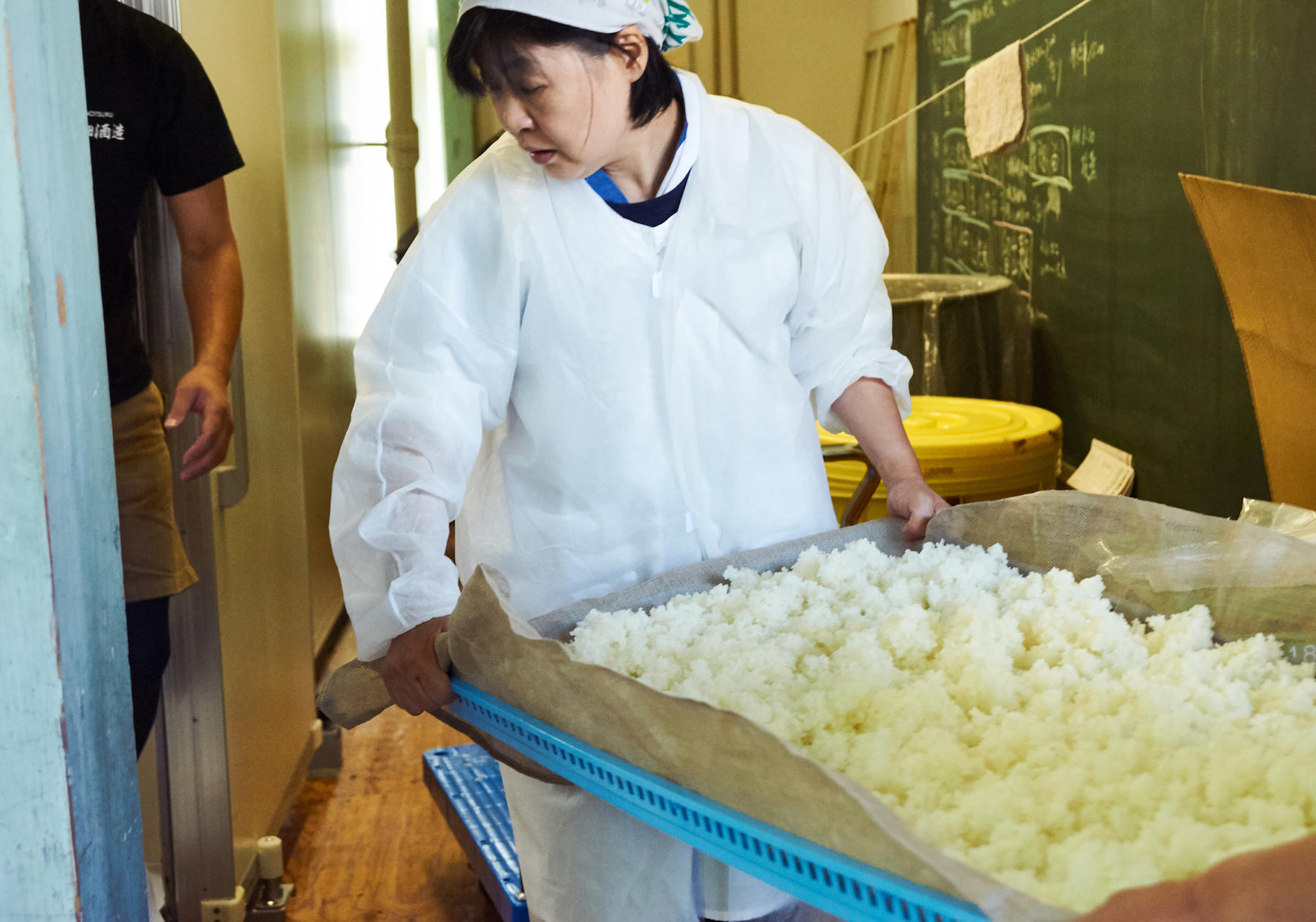 “お米さま”を運ぶときは大事に、大事に。