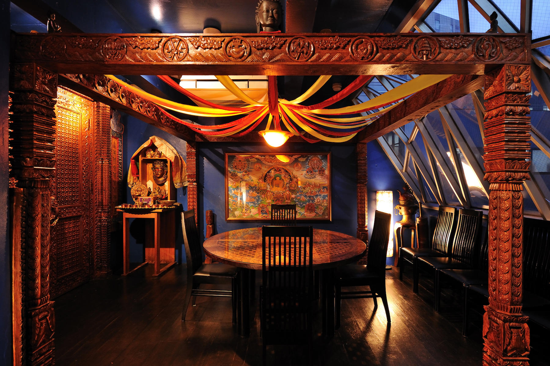 最上階の空の部屋。6〜10名までの円卓になっている。