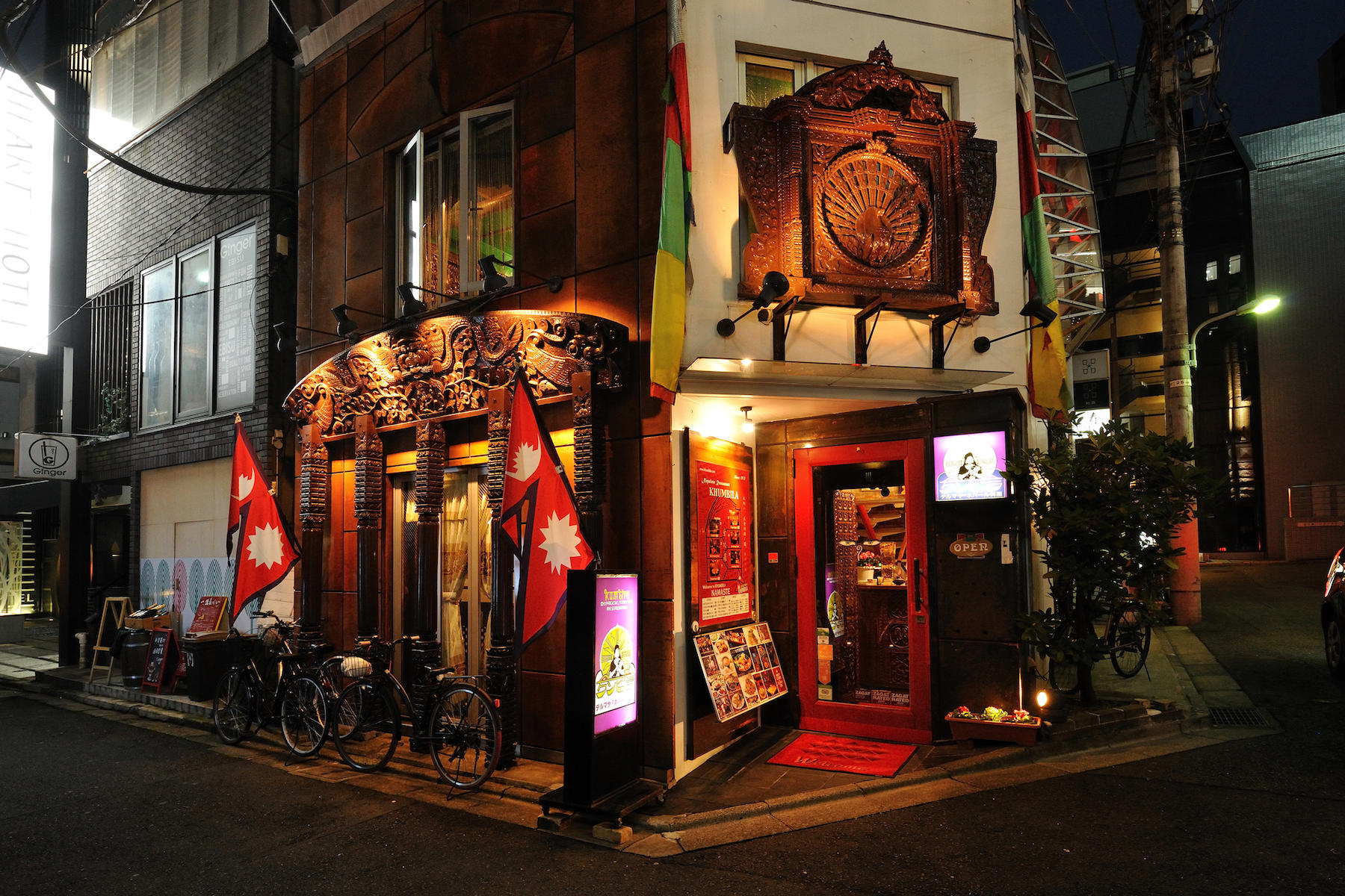 1978年に長野で開業し、1994年に恵比寿に移転した。