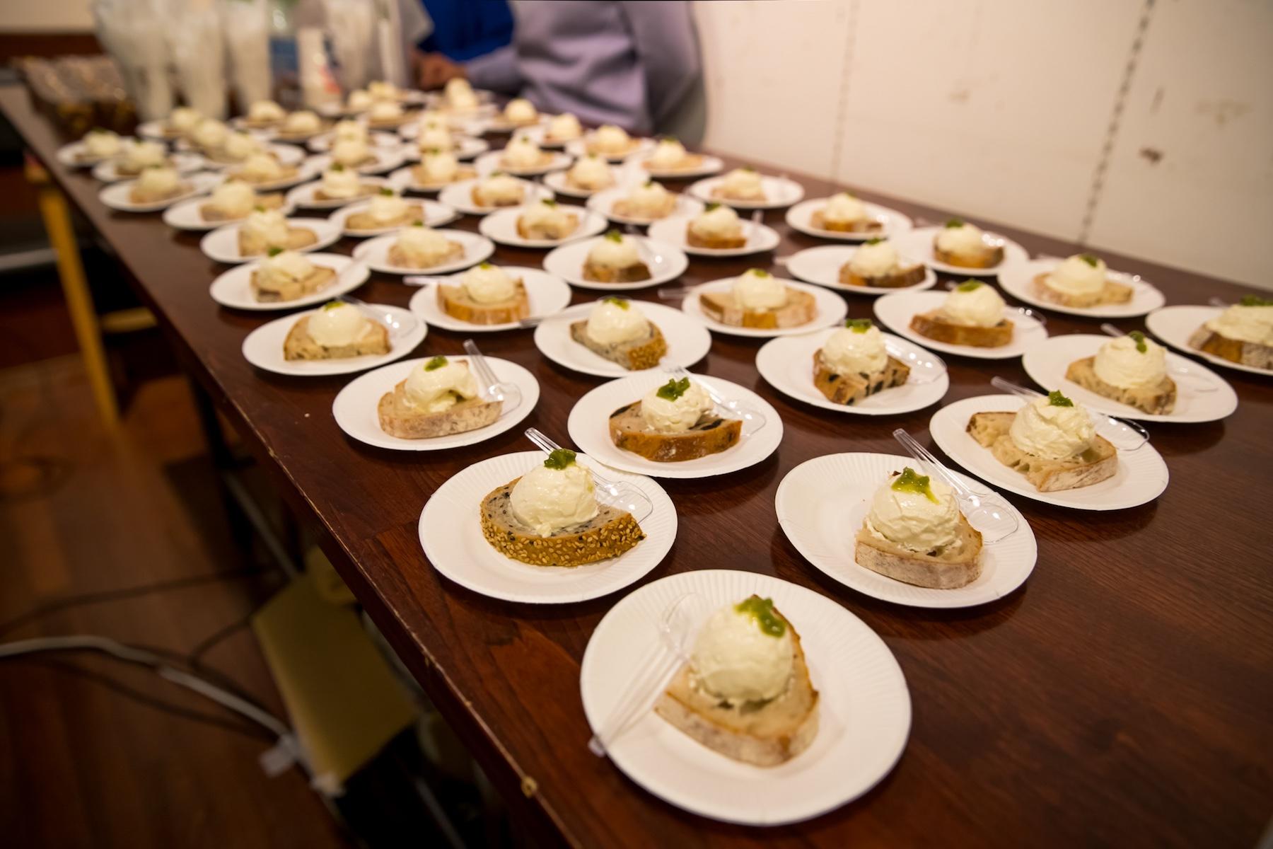 きくちゃんがd酒に合わせてつくった“クリームチーズ豆腐の山葵漬けのせ”。