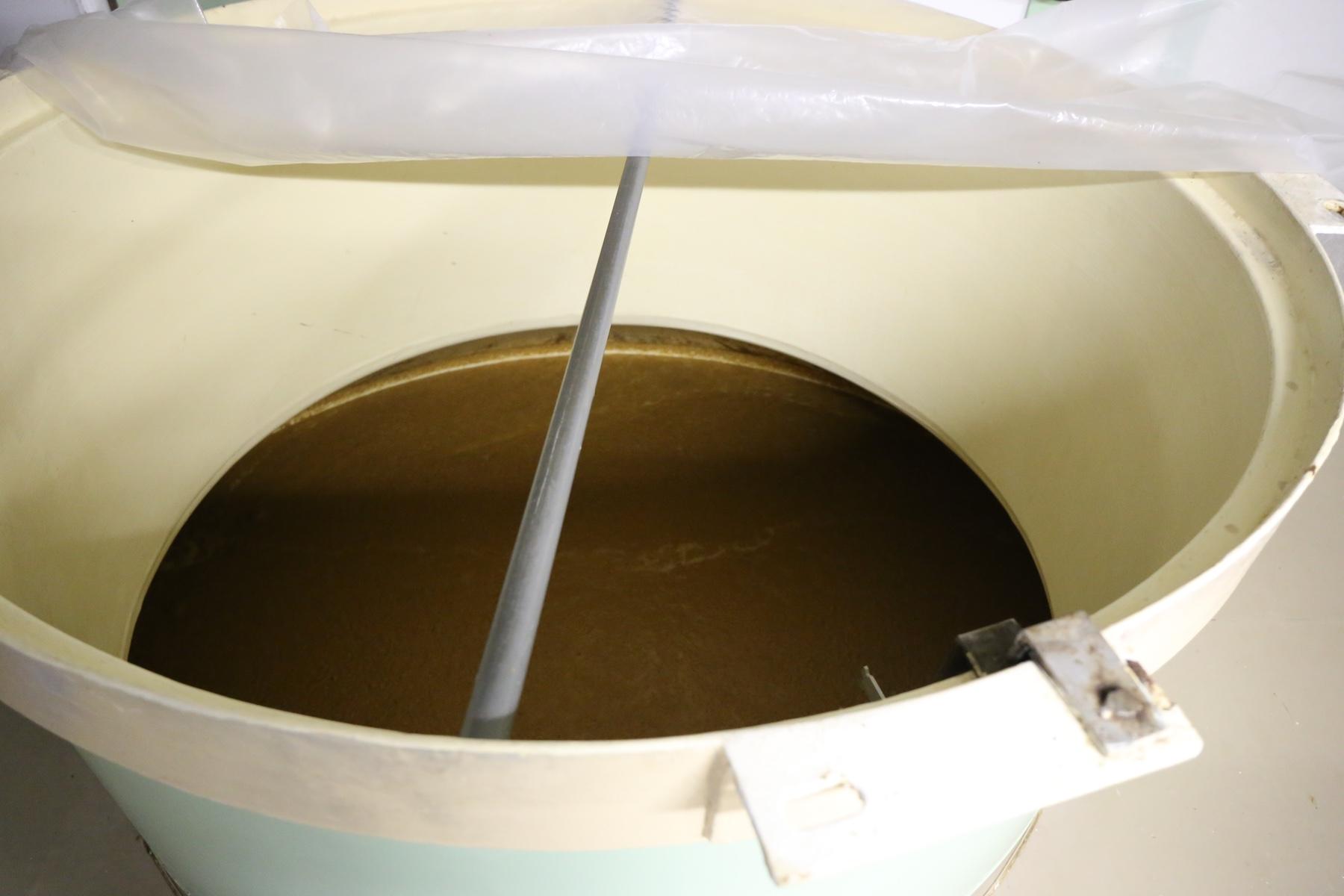 熟成中の「本膳」の醪。昔ながらの製法の良いところを残しつつ、新しい技術を取り入れ仕込んでいる。