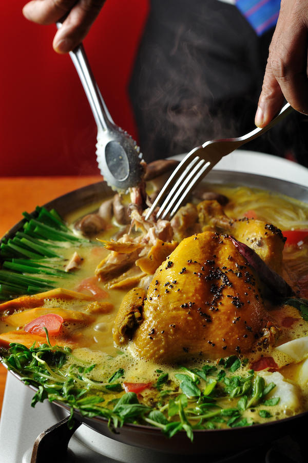 スタッフが鶏肉を丁寧にさばき、骨を取ってくれるので、身をゆだねよう（写真は4人前）。