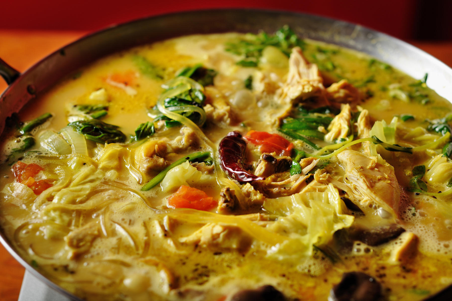 少しぐつぐつしたら、まずはスープから。いつまでも飲みたくなる絶品スープだ（おかわり自由）。