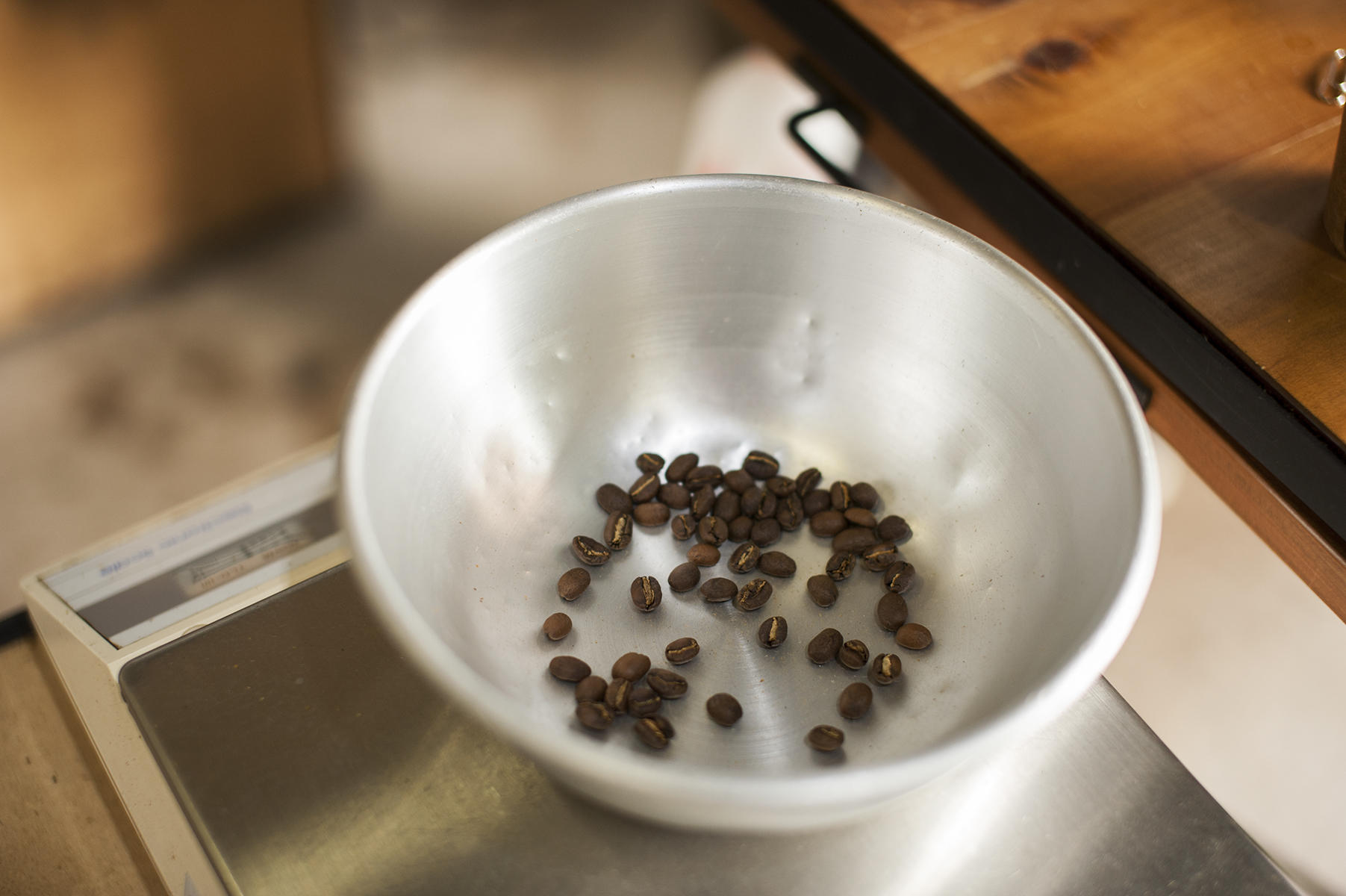 ブレンドは配合も重要だけれど、挽き方もポイント。もちろん、その前段階の焙煎も。考えれば考えるほど、複雑を極める。