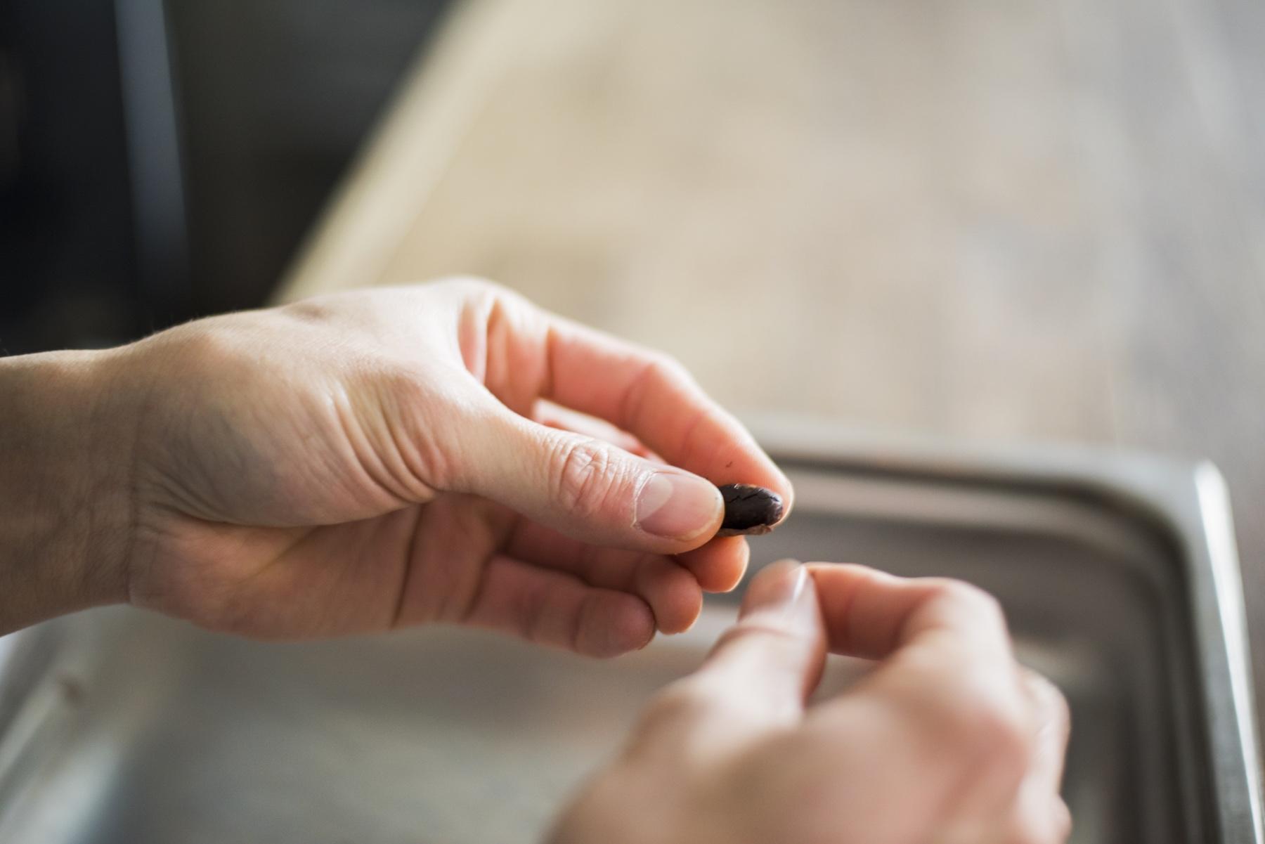 カカオ豆の個性に応じた焙煎をすることで、仕上がるチョコレートは香り高くなる。