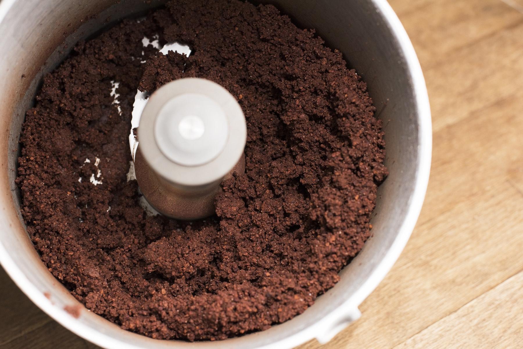 カカオ豆は、50〜55％程度が油分のカカオバターで構成されている。