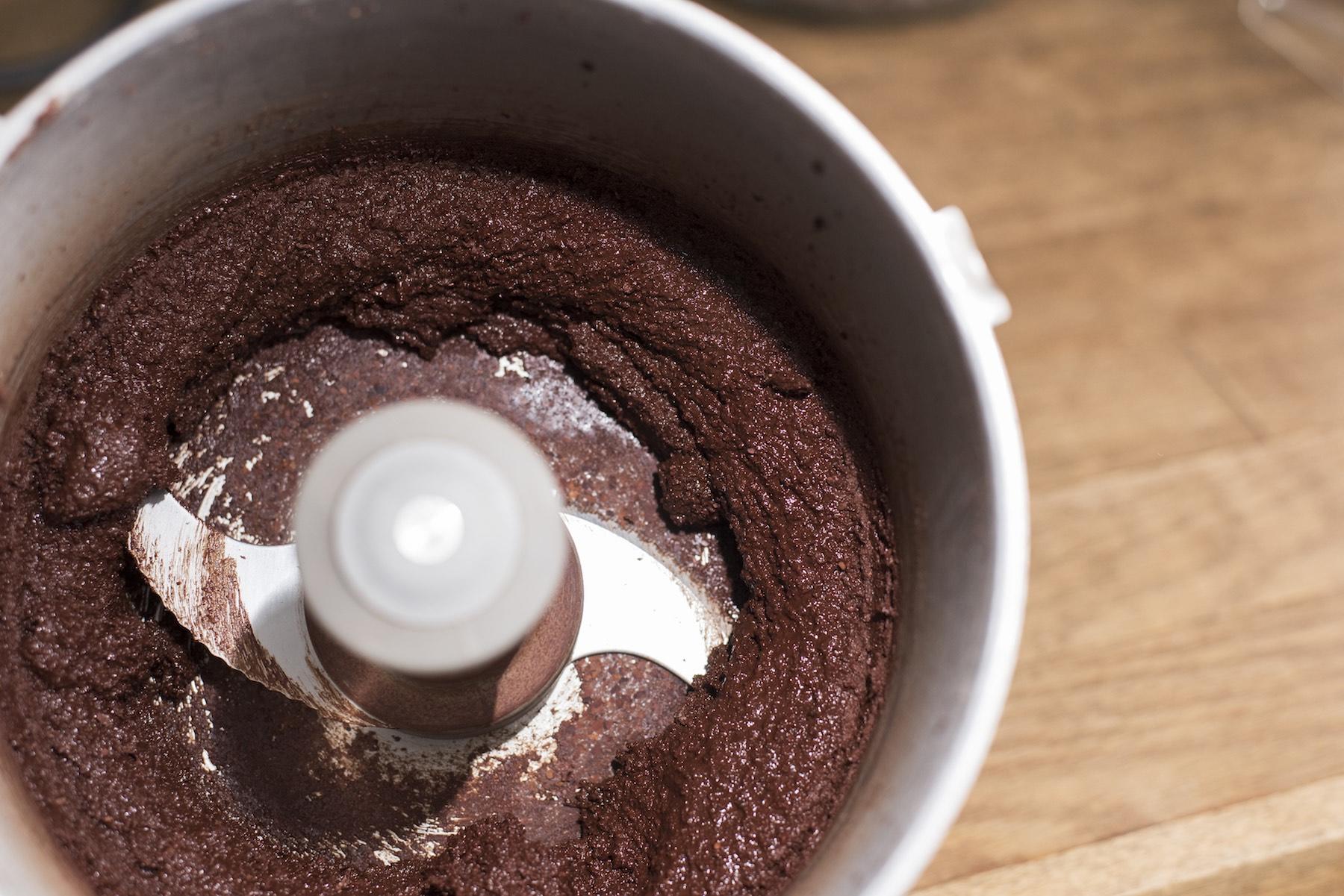 油分だけを抽出し、砂糖、乳製品と仕上げればホワイトチョコレートができ上がる。