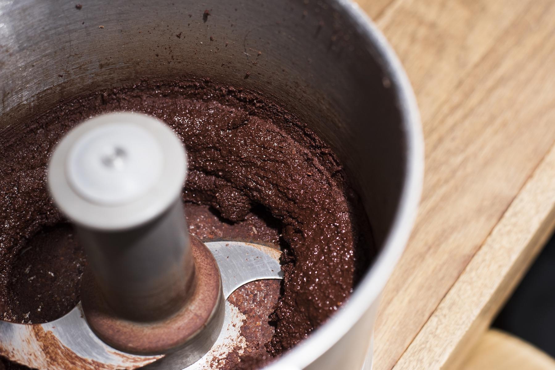 原材料は、カカオ豆と砂糖だけ。添加物が入っていないから、カカオ豆の香りが活きている。