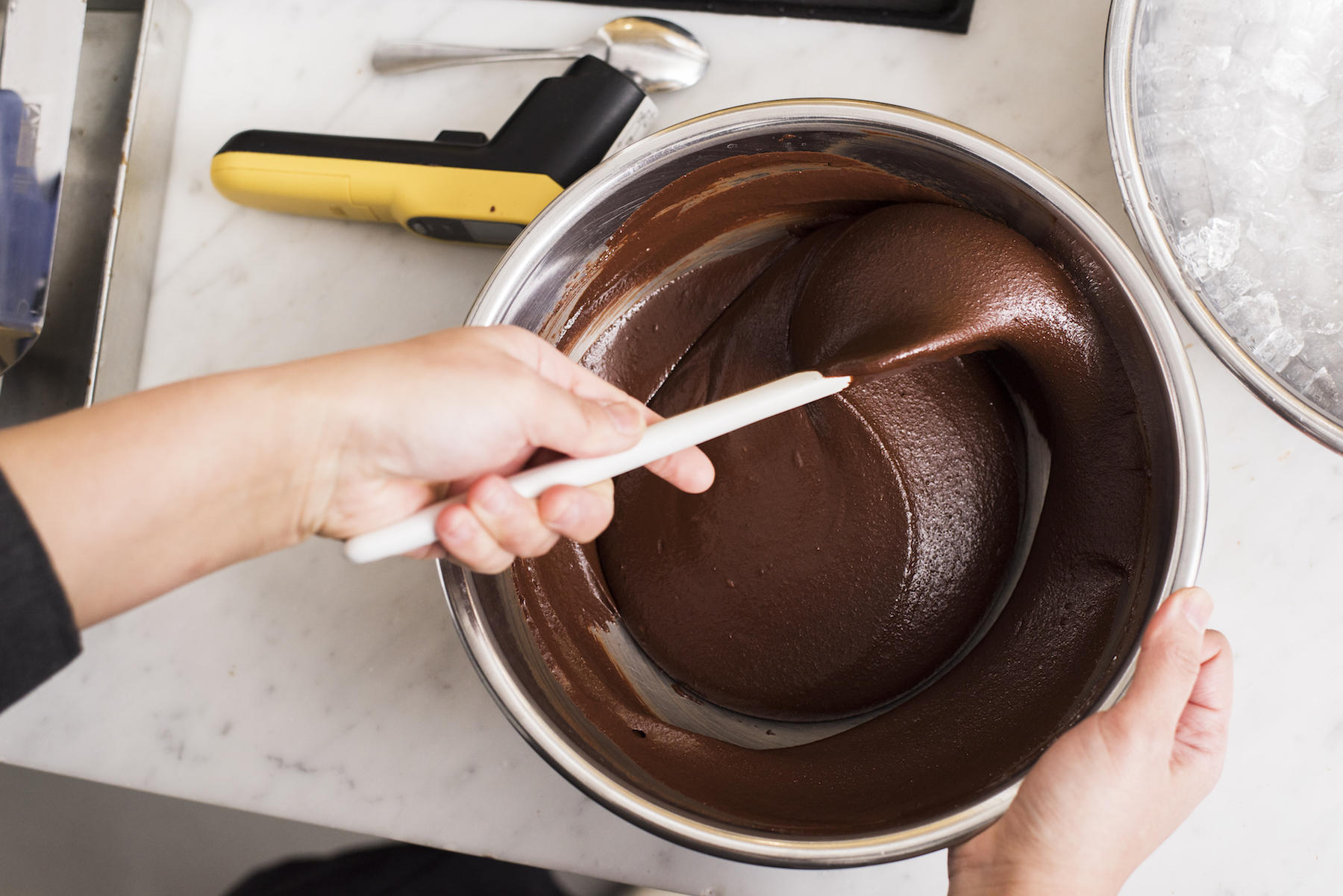 仕上げのテンパリング。ツヤがあり、口どけの良いチョコレートをつくるには欠かせない作業。