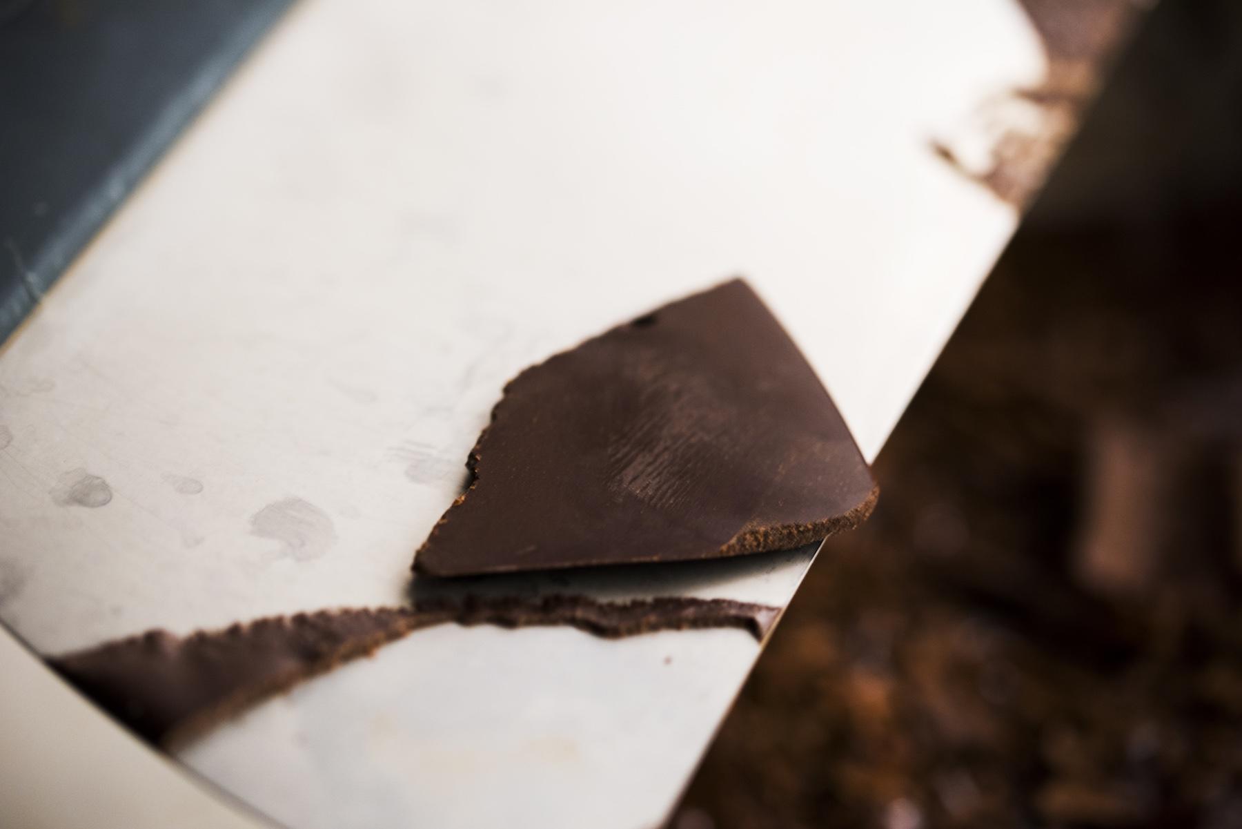 冷やし固めたチョコレートが、パキッと小気味良い音がして割れれば、安定した結晶構造に整った証拠。