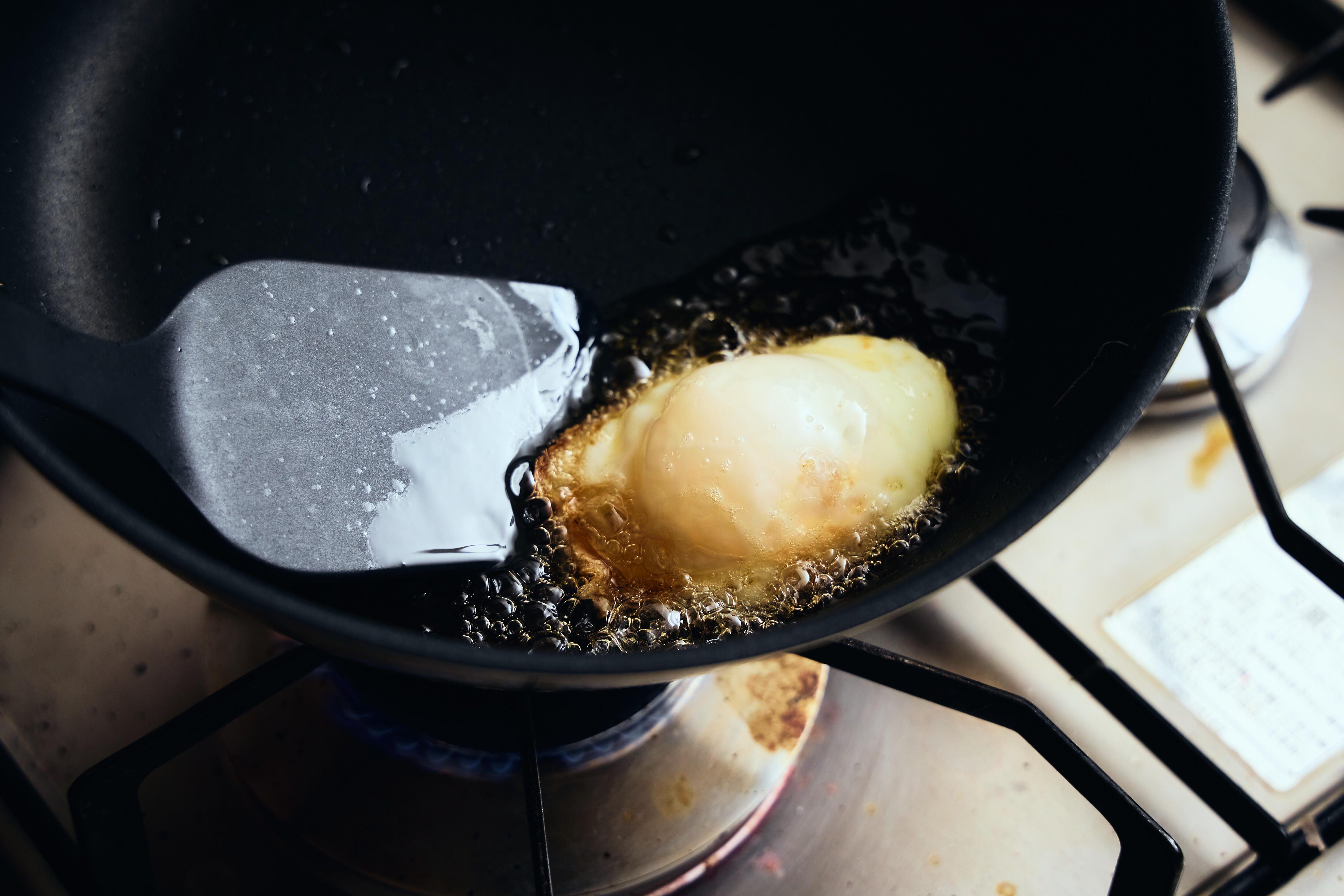 卵を揚げ焼きする