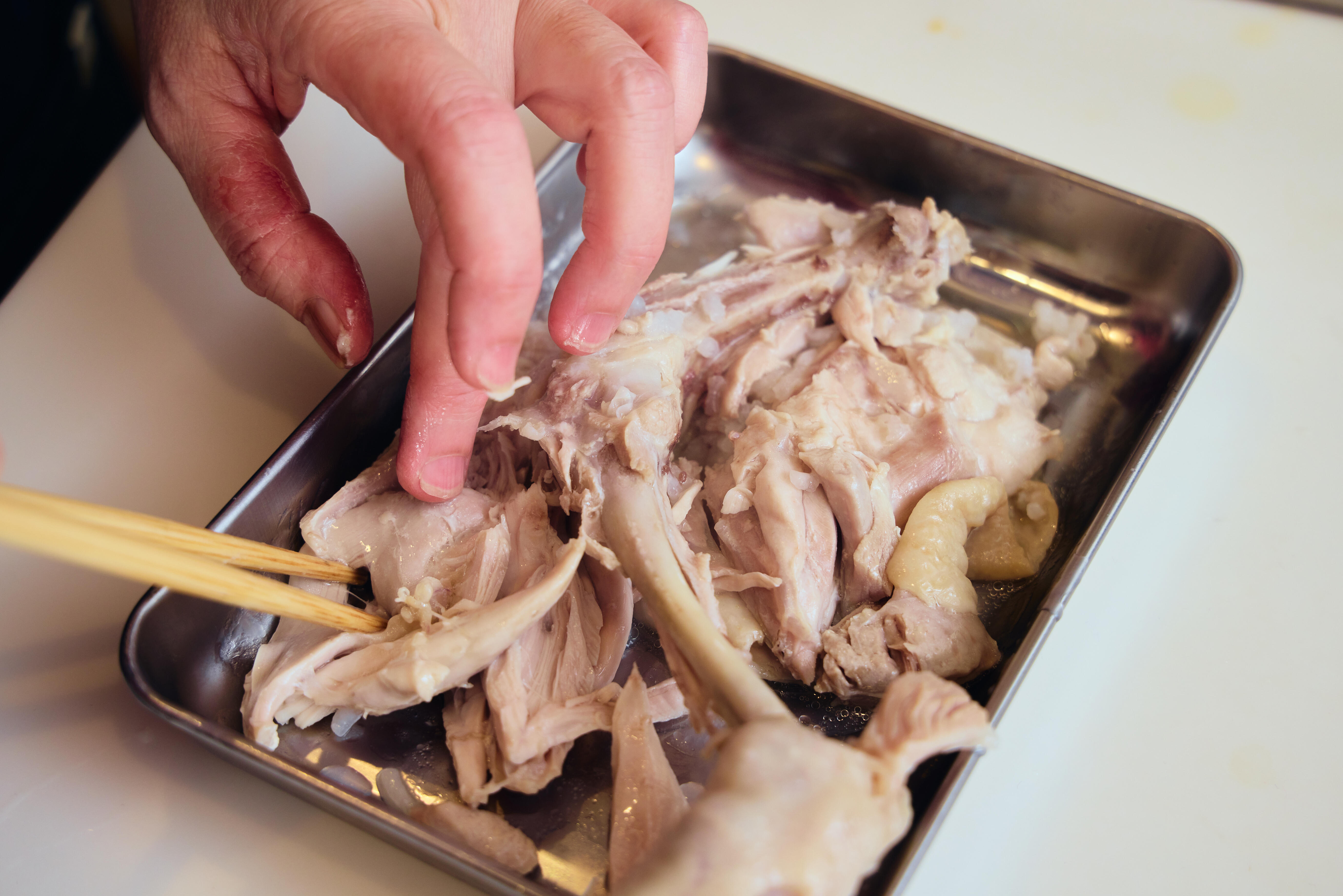 鶏肉をほぐす