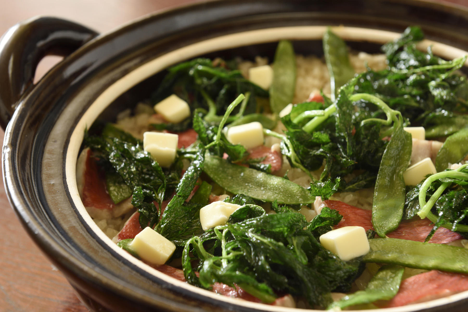 素揚げした明日葉などを添えた金目鯛の土鍋ご飯。