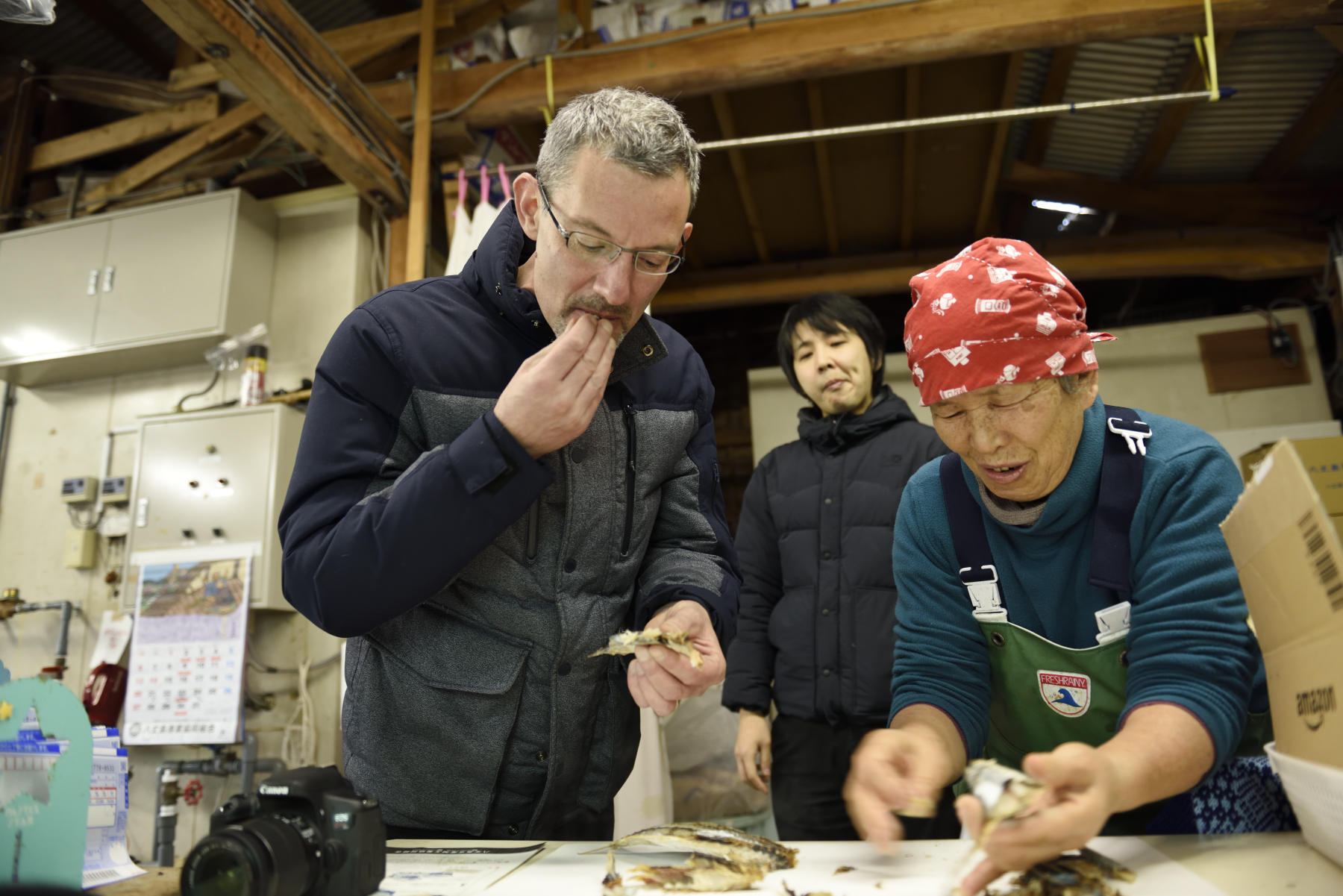 焼いたくさやをパクパク食べるロドリゲスシェフ。