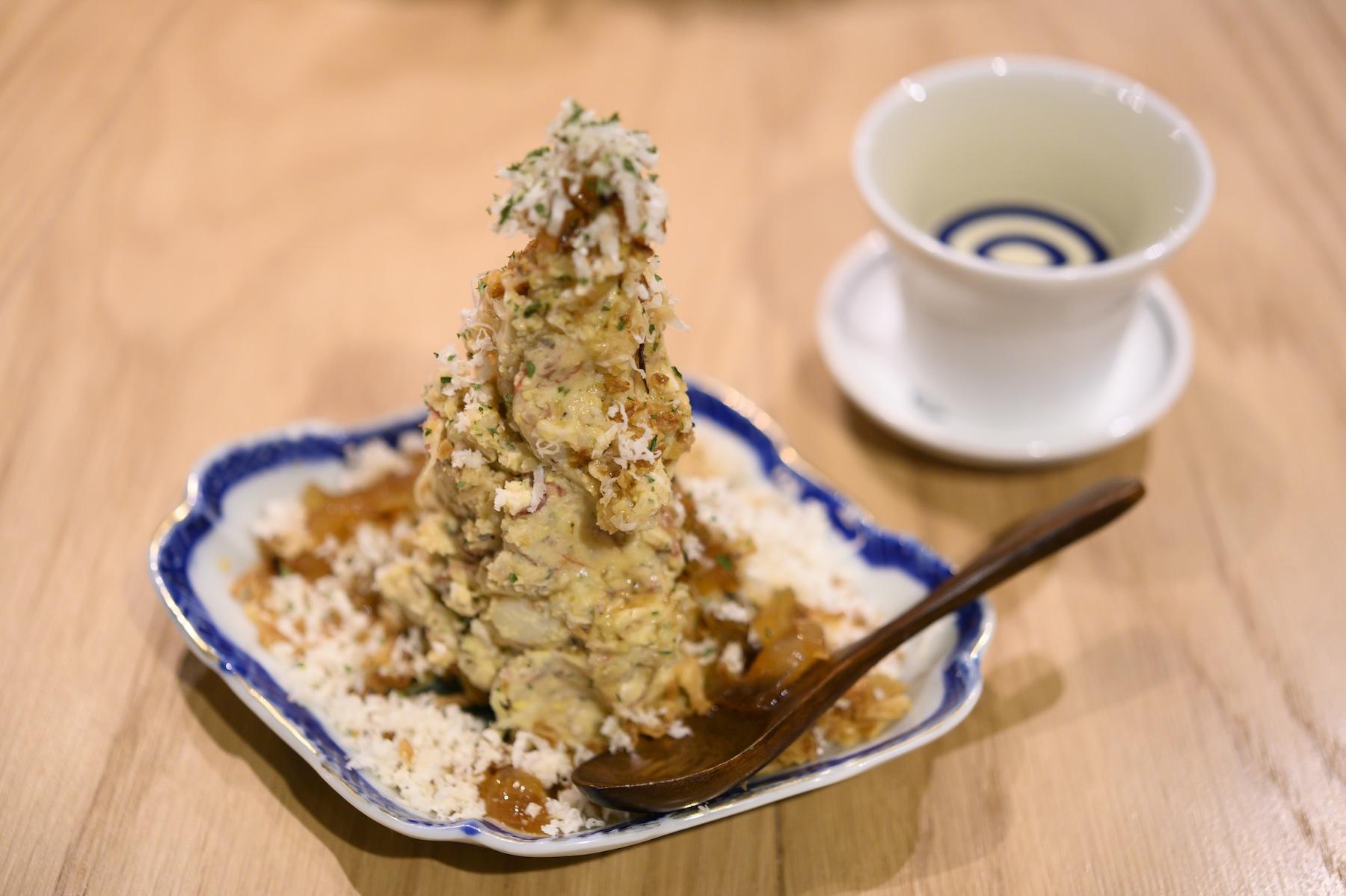 お店ごとに個性を放つ“ホースラディッシュとコンビーフのポテサラ”500円。