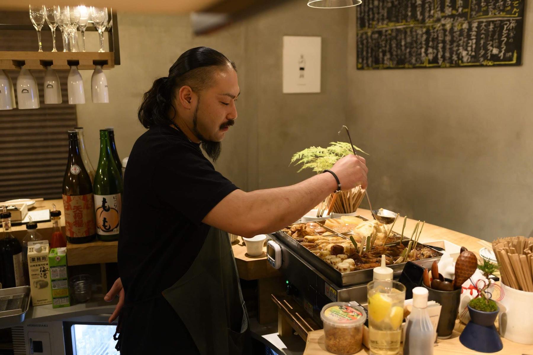 総括ジャーマネの三木達也さんが手塩にかけるおでんは100円～。