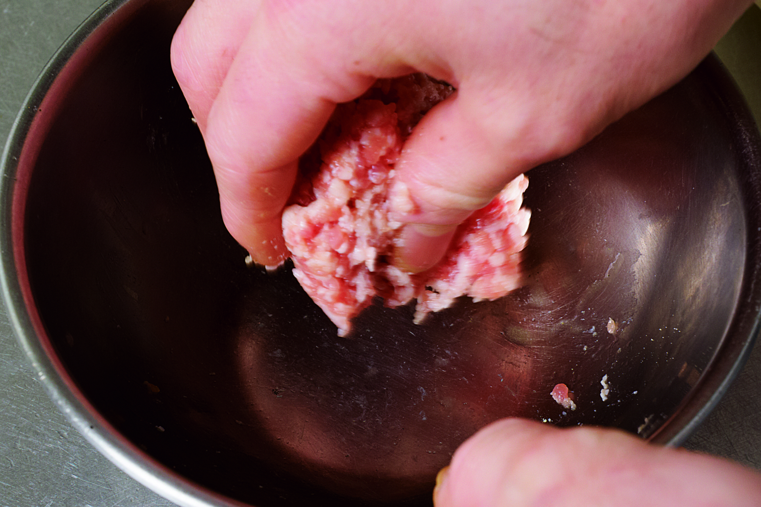 肉に下味をもみ込むことにより、あとで炒め合わせる甜麺醤の甘味と香りがしっかりと引き立つ。