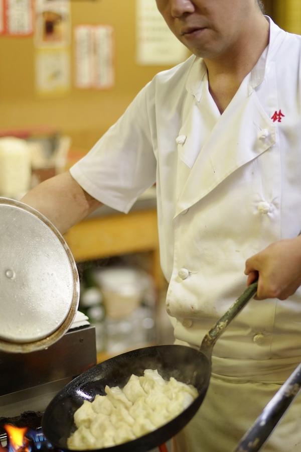 餃子を焼く