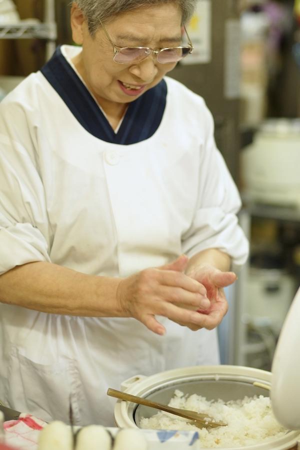 おにぎりをにぎる