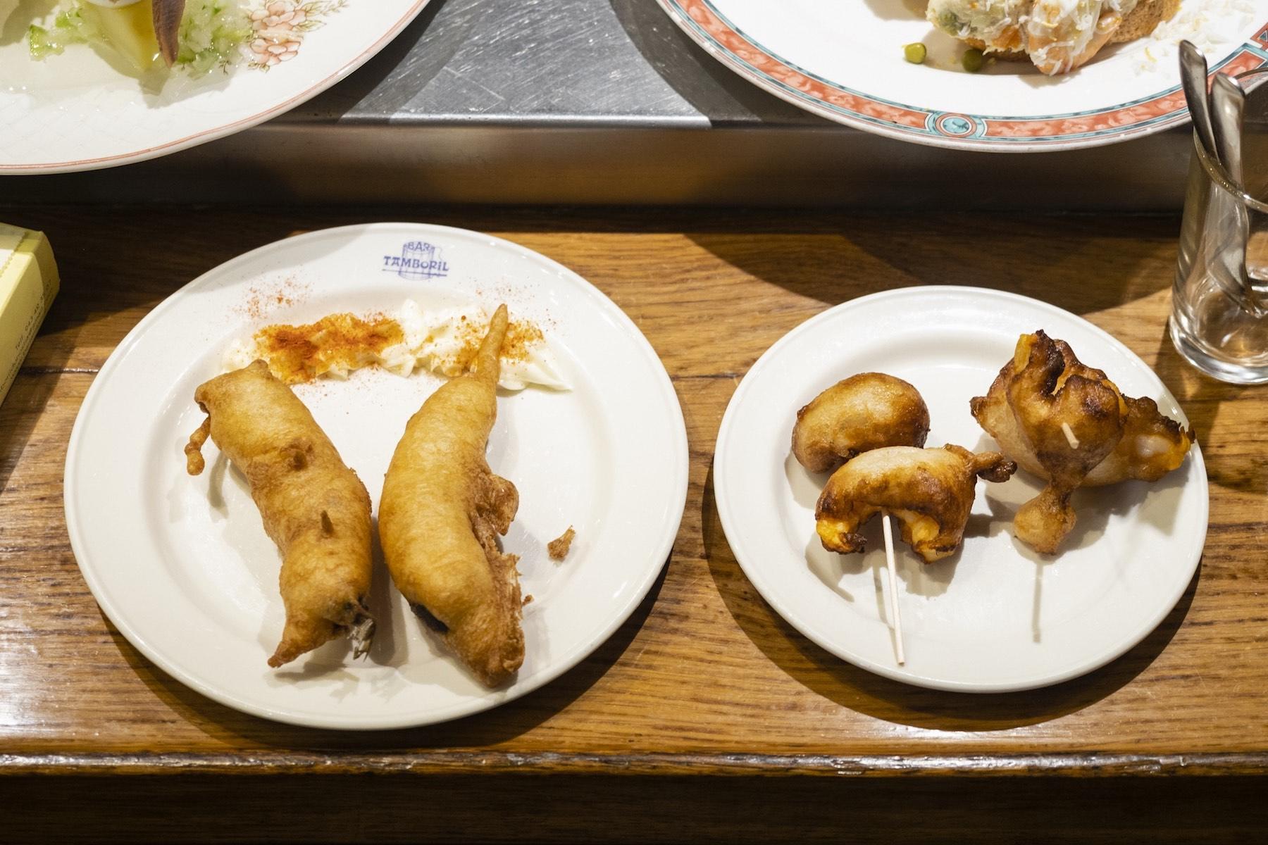 トレンチコートを着た海老、アンチョビの天ぷら。いずれもイーストを加えたふわふわの衣が絶妙。