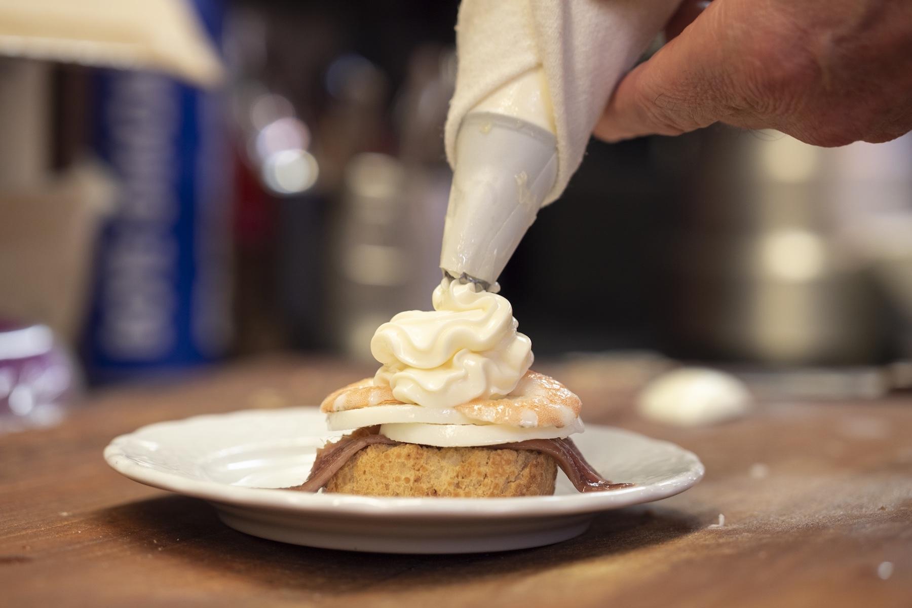 自家製マヨネーズを絞る。