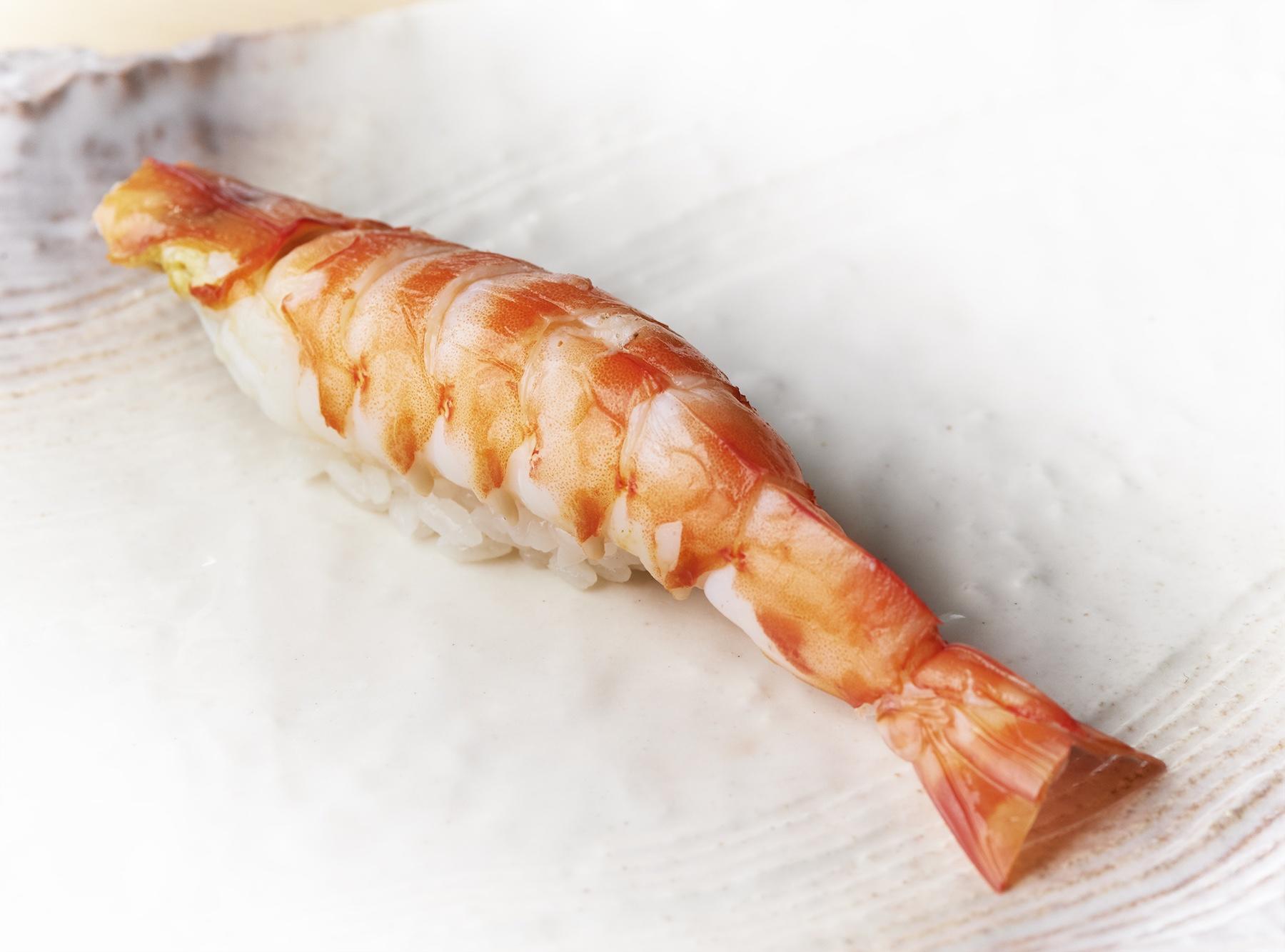 「艶歌鮨」では、出来るだけ三河湾で獲れた魚介を供したいと考えている。車海老も、もちろん三河湾から。