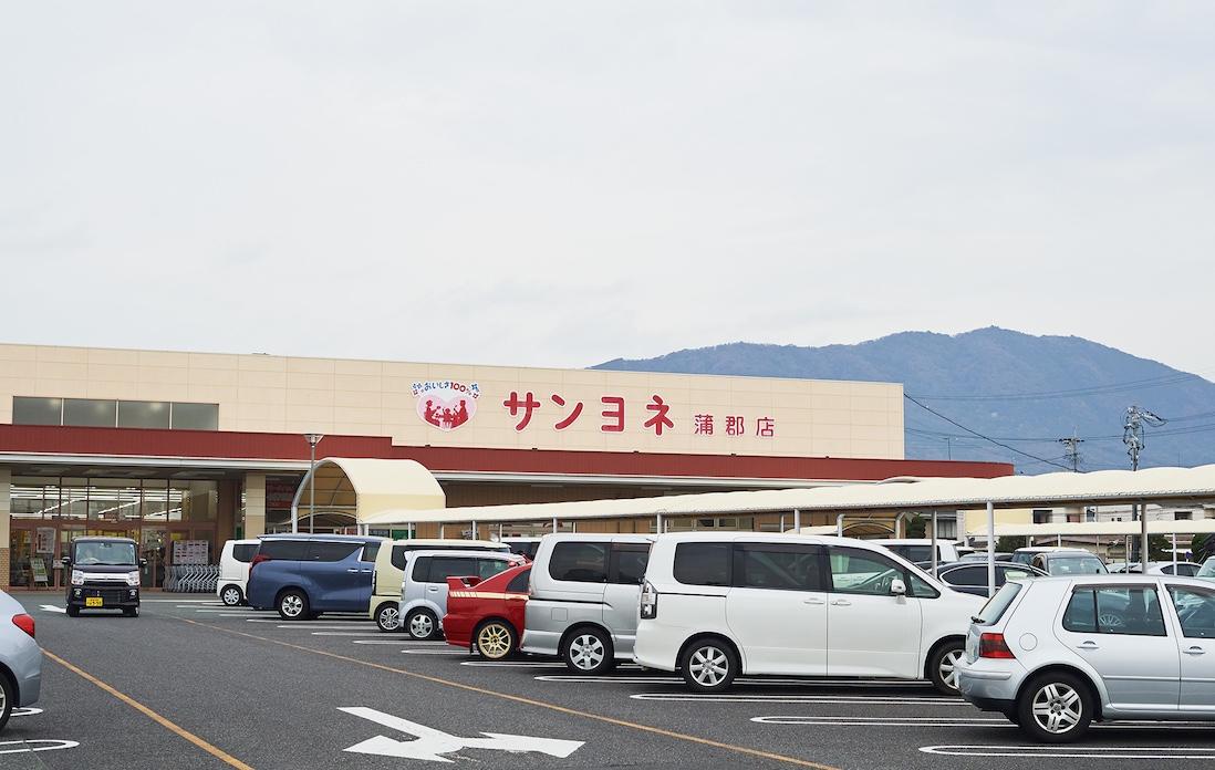 240台分のスペースがある巨大な駐車場。週末になると、名古屋方面からも客が押し寄せ、停めきれないほどの混雑をみせる。